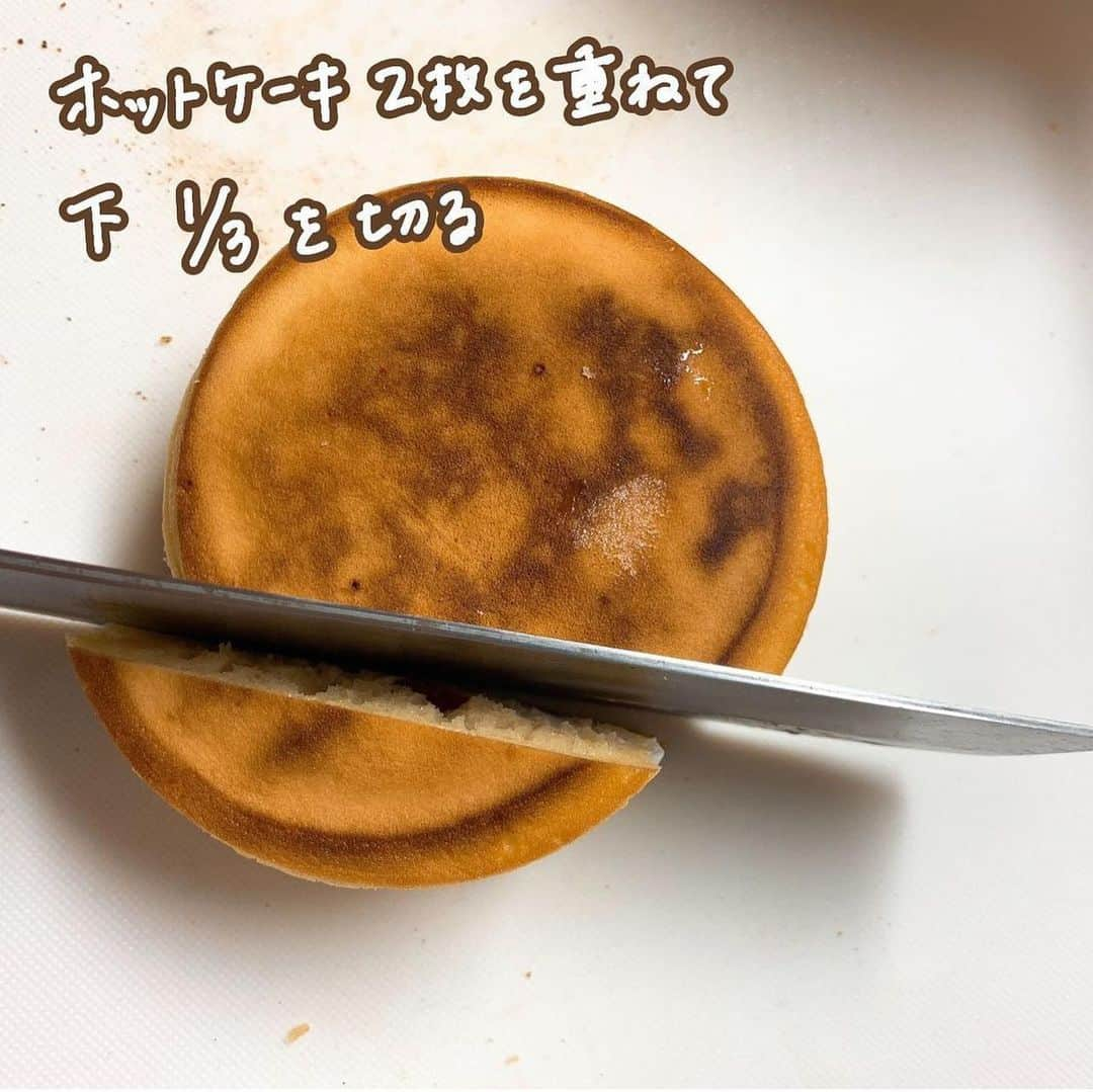 4yuuu!さんのインスタグラム写真 - (4yuuu!Instagram)「ホットケーキミックス🥞で作る アンパンマンのハーフケーキ🎂🎉✨ ⁡ 今回は、 @fuchan__gohan さんの投稿をお借りしてご紹介します☝️ ＝＝＝＝＝＝＝＝＝＝＝＝＝＝＝＝＝＝＝＝＝＝＝＝＝ 生クリームだけのケーキはなんとなく まだ抵抗があったので 水切りヨーグルトを混ぜたクリームに🥰 ⁡ ヨーグルトは6時間くらい水切りすると 固めで良い感じ🙆‍♀️ ケーキ作る前の夜からでも💮 ⁡ 今回使った材料は👇🏻 〇ホットケーキミックス…ほっとけーち 〇アーモンドミルク…アーモンド効果の無糖 〇砂糖…きび糖 ⁡ 今回は別でアイシングクッキーを作ったので アンパンマンの目はアイシングクリームです☺️ ⁡ ホットケーキ型がない場合は 普通のホットケーキを何枚か重ねてもできます𓎩𓌉𓇋 ‎.ᐟ.ᐟ ＝＝＝＝＝＝＝＝＝＝＝＝＝＝＝＝＝＝＝＝＝＝＝＝＝ #離乳食完了期 #離乳食完了期メニュー #離乳食完了期レシピ #離乳食ストック #離乳食ストック作り #パクパク期 #完了食 #ぱくぱく期 #離乳食レシピ #離乳食レシピ研究所 #離乳食メモ #1歳ご飯 #1歳ごはん #1歳児ごはん #1歳男の子 #男の子ママ #男の子育児 #手づかみ食べ #1歳半ごはん #幼児食 #幼児食レシピ #幼児食メニュー #2歳バースデー #2歳バースデープレート #2歳誕生日ケーキ #ハーフケーキ #アンパンマンハーフケーキ #2歳ごはん #2歳児ごはん」6月15日 12時06分 - 4yuuu_com