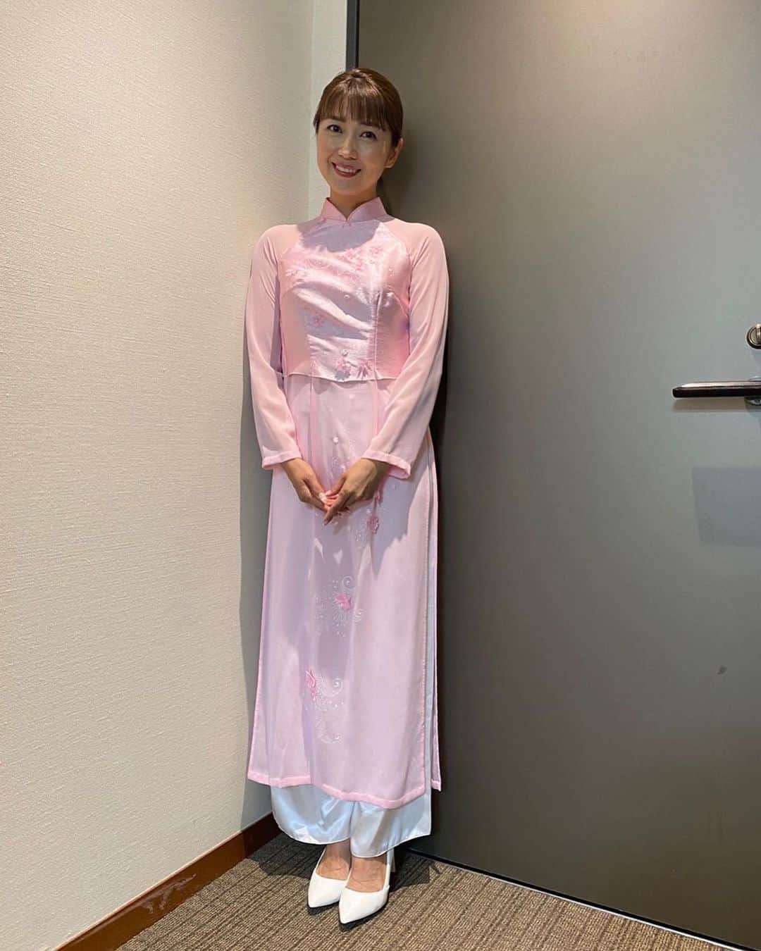 新妻聖子さんのインスタグラム写真 - (新妻聖子Instagram)「新妻聖子コンサートツアー2022  ACT1 ラ・マンチャの男 メドレー：夢の翼〜天地の声〜愛をとめないで I’ve Never Been To Me I WILL ALWAYS LOVE YOU あの人の手紙 長崎の鐘 ひまわり-SUNWARD- バンド演奏「ミス・サイゴン」Overture〜世界が終わる夜のように 命をあげよう  ACT2 SWAN LAKE Beauty and the Beast 角 ON MY OWN Dynamite メドレー：Lady Marmalade〜Show Me How You Burlesque Smile GOLD  アンコール DANCING QUEEN NESSUN DORMA  今年コンサートをやるなら絶対に歌おうと決めていた曲たちを集めたACT1は、祈りを込めたセットリストとなりました。  衣装は、その内の一曲「ひまわり」をモチーフにした黄色いドレス🌻  そしてACT1ラストは「ミス・サイゴン」。この作品が今年、帝国劇場に帰ってくる意味は本当に大きいと思う。上演され続けるべき作品、歌われ続けるべき歌がある。  この曲のためだけに着替えたのですが、このアオザイは2008年「旅サラダ」のロケでベトナムを訪れた時に作ったものです(放送は2009年1月。私は博多座でオリジナル演出版最期となるミス・サイゴンに出演中でした)。  キムの想いを閉じ込めた衣装。大切に大切に、14年間着続けています。  そして2幕！ブラック・スワンをイメージしたゴージャスなドレス。実はチュール部分が取り外し可能なのですが、クリスティーナ・アギレラのヒット曲をメドレーにしたブロックではスカートを脱いで少しだけ踊りました💃  ここのシーンの振付は、ミュージカル「ボディガード」でご一緒したスーパーダンサーの吉元美里衣ちゃんにお願いしましたよ！レイチェル役を経て少し動けるようになったとはいえ、まだまだ不慣れな私に丁寧に振り入れをしてくれたみりいちゃん、本当にありがとう😭✨  動画はオーチャードホールでのリハーサルの様子です。  あ、オーチャードと言えば、、、笑  数ヶ月前から色んな人に「オーチャード取り壊されるらしいよ」とか「オーチャードも今年で無くなっちゃうからねー」と聞かされて「本当に⁉︎」と驚いていて、一応Googleでも調べてみたらそれらしい記事が出てきてですね、、、  コンサート第一部のMCで 「オーチャードホールも来年には取り壊しとの事で、何度もお世話になったこのホールとも今日でお別れですーーー！」と会場にしんみりムードを撒き散らしてしまった新妻さん…  幕間に会館のスタッフさんがいらして、「あのーーいや、全然気にしなくて良いんですよ、ほんと気にしないでくださいね、でも…オーチャード取り壊さないんですよ…」と😇　  東急本店の解体工事に伴い、数年間休館するのみだそうです。 盛大な誤爆は、アンコールMCで訂正させて頂きました。ほんとすみません😇  さて、  金沢、大阪、東京、福岡 四ヶ所の会場にお越し下さった皆様、本当にありがとうございました！！  育児事情により毎年ツアーをやれる環境には無いので、次のコンサートは何年後になるかわからないのですが…今この瞬間のチャンスを逃さずに足を運んでくださった皆様、心から感謝致します✨  「どうしても行けなかった」という方もいらっしゃると思います。「行きたいな」「行きたかったな」と思ってくださり、本当に本当にありがとう✨  皆さん、また必ず元気にお会いしましょうね！ラブ！！ #新妻聖子 #コンサートツアー #オーチャードホール で #また会いましょう 😂 #ありがとう」6月15日 12時08分 - seikoniizuma