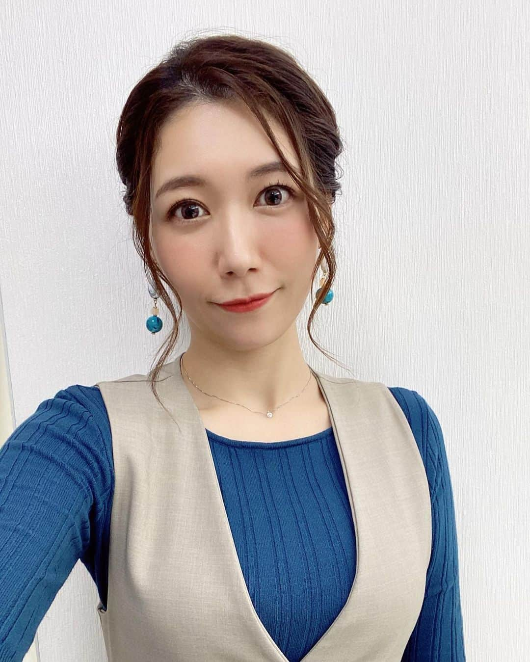 穂川果音さんのインスタグラム写真 - (穂川果音Instagram)「hairstyle  アップヘアだよ！  うっかり横姿撮るの忘れちゃった🤔  #hairstyle #hairarrange #アップヘア　#アベプラ　#abematv #アップスタイル　#イヤリング　#earrings   #穂川果音  #気象予報士　#下めアップ  #綺麗めアレンジ 　#まとめ髪　#お天気キャスター #前髪アレンジ」6月15日 12時55分 - hokawakanonn