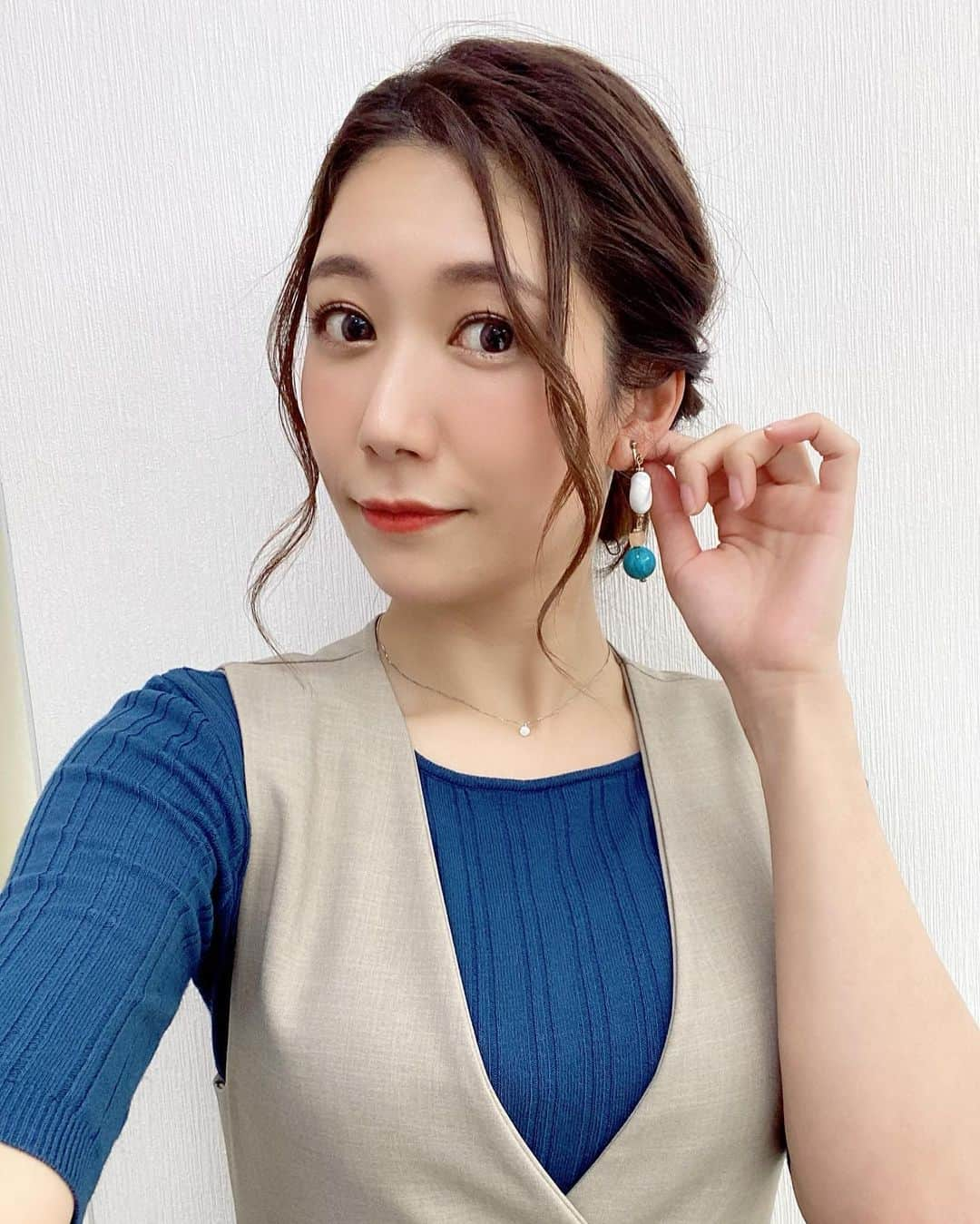 穂川果音さんのインスタグラム写真 - (穂川果音Instagram)「hairstyle  アップヘアだよ！  うっかり横姿撮るの忘れちゃった🤔  #hairstyle #hairarrange #アップヘア　#アベプラ　#abematv #アップスタイル　#イヤリング　#earrings   #穂川果音  #気象予報士　#下めアップ  #綺麗めアレンジ 　#まとめ髪　#お天気キャスター #前髪アレンジ」6月15日 12時55分 - hokawakanonn