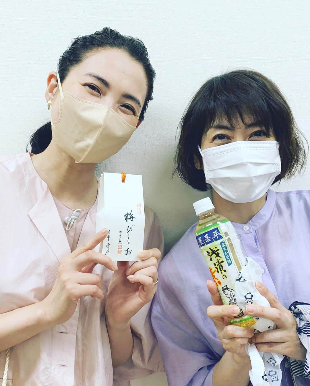 浜島直子さんのインスタグラム写真 - (浜島直子Instagram)「NHKあさイチ、今日のテーマは「水害」でした。  私は水害にあった経験がなく、避難所に避難した経験もありません。 なので番組の内容にどうしたらもっと寄り添えるかなと思い、北海道の小学校時代のグループLINEでクラスメイトたちに相談しました。 (2018年の北海道胆振東部地震が記憶に新しかったので)  クラスメイトたちからは、以前浸水した家にボランティアに行った時濡れた畳が重くてびっくりしたこと、カップラーメンは水でももどること、備蓄はなるべく2階などの高い位置がいいこと、国土交通省のHPをチェックすれば今の対策のトレンドを知ることができること、などなど、教えてもらいました。(みんなありがとう〜🥺)  私は番組内でも話しましたが、海外の秘境ロケによく行っていた時(実際に避難所生活を体験した方には大変恐縮なのですが)、保湿やメイク落とし、肌荒れや傷にも使えるホホバオイルがとても役に立ったのでいざという時のために防災袋にもひとつ入れています。  あと番組ではお伝えしませんでしたが赤ちゃんのお尻拭きもよく秘境ロケで大活躍しました。 大判なので一枚で全身が拭けてとても助かりました。  時々備蓄や防災袋を見直すように、こうして時々周りの人たちと話題にすることで、いざという時の心構えが少し更新される気がします。 私もママ友たちと避難場所の確認や、「避難の時に持っておくと便利なもの」など情報交換しておこうとあらためて思いました。  NHKプラスで見逃し配信をしているので、ぜひチェックしてみてくださいね🍀 ・ #nhk #あさイチ @nhk_asaichi  #あんこバター@熊本　こと @yummyhunter さん🥰 #似顔絵ありがとうーーー💋 #そらママさんもありがとうーー💋 #最後に鈴木アナが読んでくれて感激しました🥺✨ #駒村多恵 さんこと #こまちゃん #もはやあさイチの顔 #癒される〜❤️ #いつもありがとう🥰 #梅びしお  #食べるの楽しみだよ😋  #私の今日の衣装は #ジャケット　#ワンピース　共に @humoresque.shop #humoresque  #サンダル @levernis_official #levernis #イヤリング #スタイリストあすかさんの私物」6月15日 13時18分 - hamaji_0912