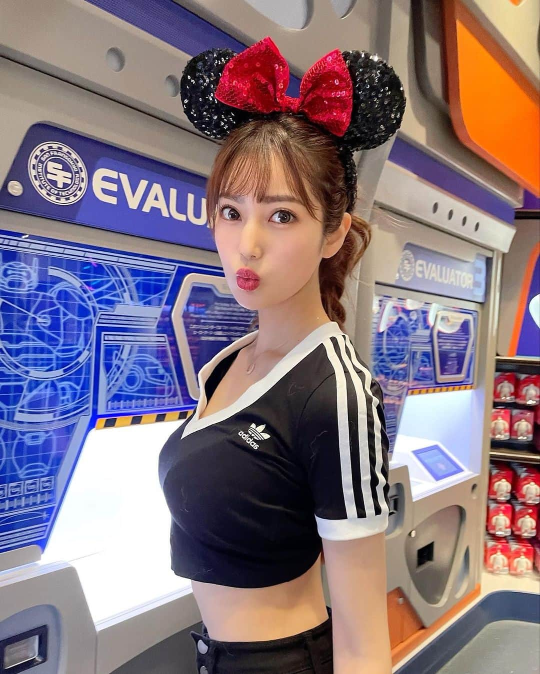 あべなつきさんのインスタグラム写真 - (あべなつきInstagram)「Disney🎱❤️  スポーティなディズニーコーデは adidasのショートT着たよ🖤  少しカッコつけてみた、笑 中身は子供です👶  ハイウエストのスキニーパンツは @annleya_official   カラコンは　@chuulens_japan 👀 色素薄い系のものは透明感出てお気に入り〜  #disneyland #ディズニーランド #ディズニーコーデ」6月15日 13時35分 - i.am_natsuki_