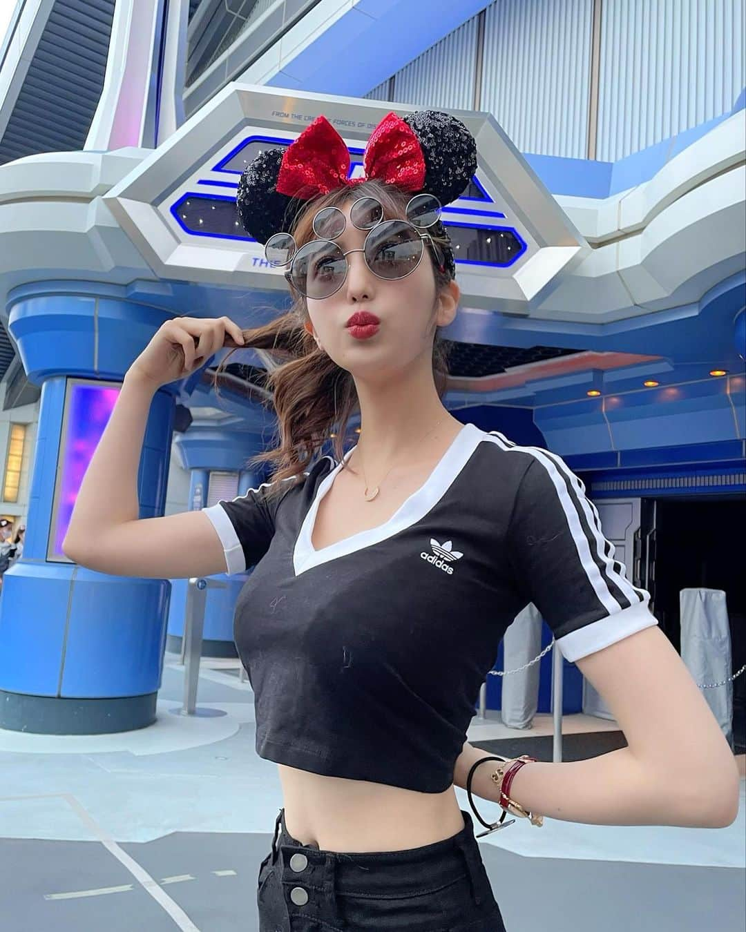 あべなつきさんのインスタグラム写真 - (あべなつきInstagram)「Disney🎱❤️  スポーティなディズニーコーデは adidasのショートT着たよ🖤  少しカッコつけてみた、笑 中身は子供です👶  ハイウエストのスキニーパンツは @annleya_official   カラコンは　@chuulens_japan 👀 色素薄い系のものは透明感出てお気に入り〜  #disneyland #ディズニーランド #ディズニーコーデ」6月15日 13時35分 - i.am_natsuki_