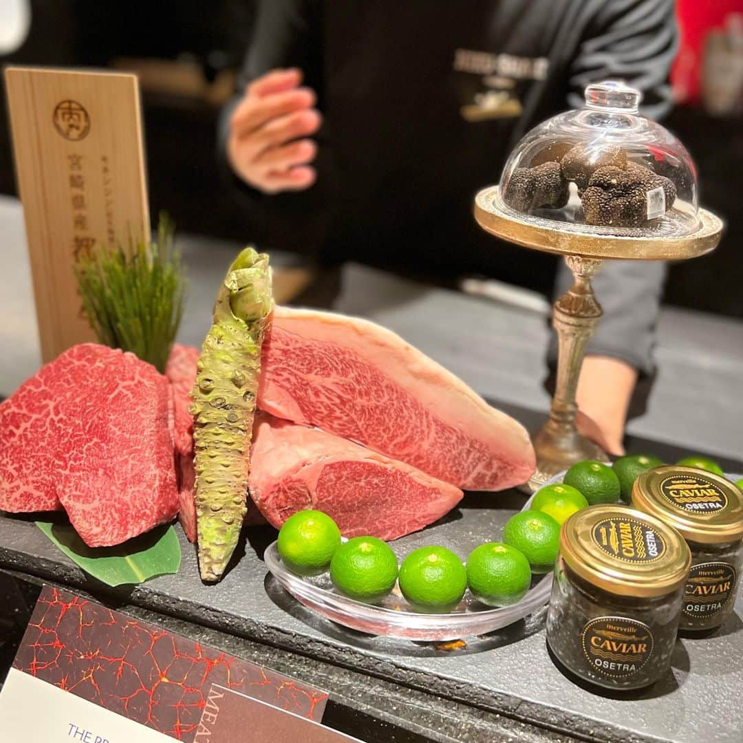 吉川ちえさんのインスタグラム写真 - (吉川ちえInstagram)「【🥩🌟🥩🌟🥩🌟】 . この前肉割烹のコースを食べました😋 あの有名なエステプロラボさんが出店の ✅麻布 肉しゃり( @nikushari_azabu ) . 世界🌏初のインナービューティ割烹で 素材にこだわった肉割烹なの😗❤️ 白砂糖や人工甘味料、化学調味料、食品添加物、グルテンなど一切使わずこだわりぬいた肉料理コースを食べて体も喜ぶ😊💓💓 . 特に美味しかったのが "岩塩釜焼き"のお肉が美味しかった🧸🎀 . 会員制なので中々行けないけど 招待して貰って行けてよかった🥹✨ . #麻布肉しゃり #肉しゃり #肉割烹 #エステプロラボ」6月15日 14時36分 - yoshikawachie_16