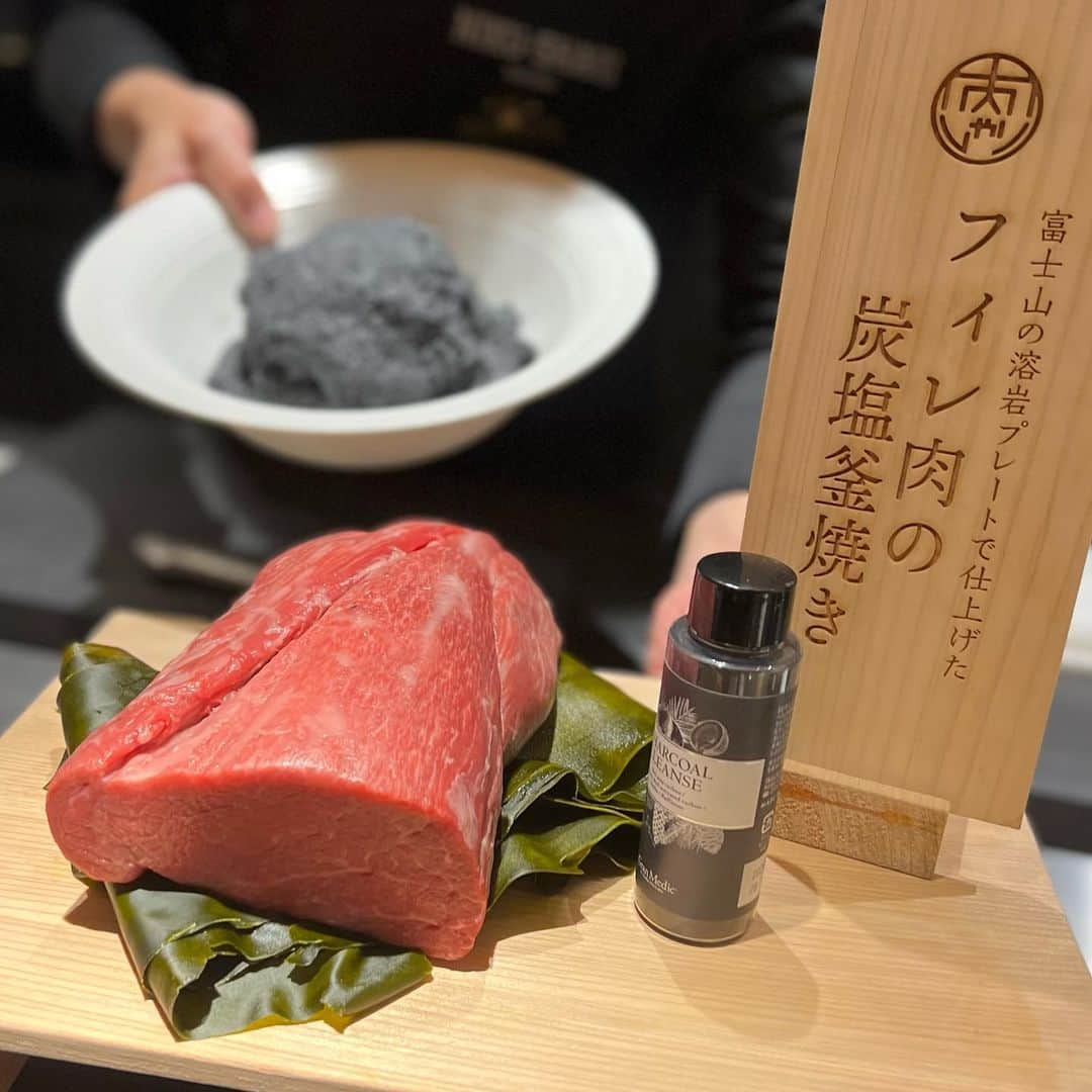 吉川ちえさんのインスタグラム写真 - (吉川ちえInstagram)「【🥩🌟🥩🌟🥩🌟】 . この前肉割烹のコースを食べました😋 あの有名なエステプロラボさんが出店の ✅麻布 肉しゃり( @nikushari_azabu ) . 世界🌏初のインナービューティ割烹で 素材にこだわった肉割烹なの😗❤️ 白砂糖や人工甘味料、化学調味料、食品添加物、グルテンなど一切使わずこだわりぬいた肉料理コースを食べて体も喜ぶ😊💓💓 . 特に美味しかったのが "岩塩釜焼き"のお肉が美味しかった🧸🎀 . 会員制なので中々行けないけど 招待して貰って行けてよかった🥹✨ . #麻布肉しゃり #肉しゃり #肉割烹 #エステプロラボ」6月15日 14時36分 - yoshikawachie_16