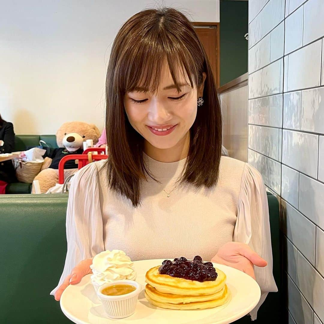 釜井美由紀さんのインスタグラム写真 - (釜井美由紀Instagram)「いつかのパンケーキ🥞 メープルバター×ブルーベリーがたまらない美味しさでした🤤💕 ⁡ billsも定期的に食べたくなります…😮‍💨♡ ⁡ #私的 #ベストパンケーキ #クリントンストリートベイキングカンパニー #パンケーキ #メープルバターパンケーキ #表参道 #南青山 #表参道ランチ #表参道カフェ #カフェ #カフェ巡り#bills #気象予報士 #及川藍 さん」6月15日 14時55分 - miyuki.kamai