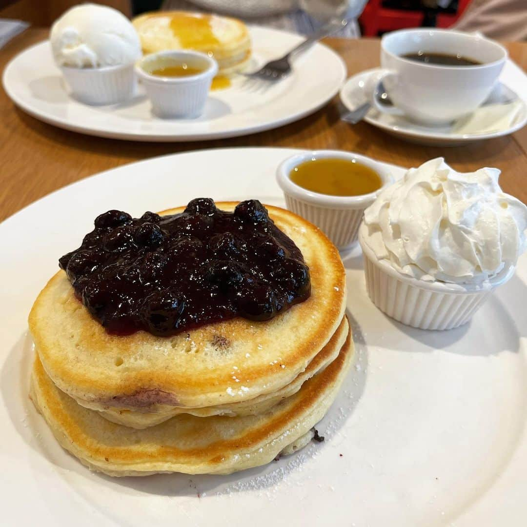 釜井美由紀さんのインスタグラム写真 - (釜井美由紀Instagram)「いつかのパンケーキ🥞 メープルバター×ブルーベリーがたまらない美味しさでした🤤💕 ⁡ billsも定期的に食べたくなります…😮‍💨♡ ⁡ #私的 #ベストパンケーキ #クリントンストリートベイキングカンパニー #パンケーキ #メープルバターパンケーキ #表参道 #南青山 #表参道ランチ #表参道カフェ #カフェ #カフェ巡り#bills #気象予報士 #及川藍 さん」6月15日 14時55分 - miyuki.kamai