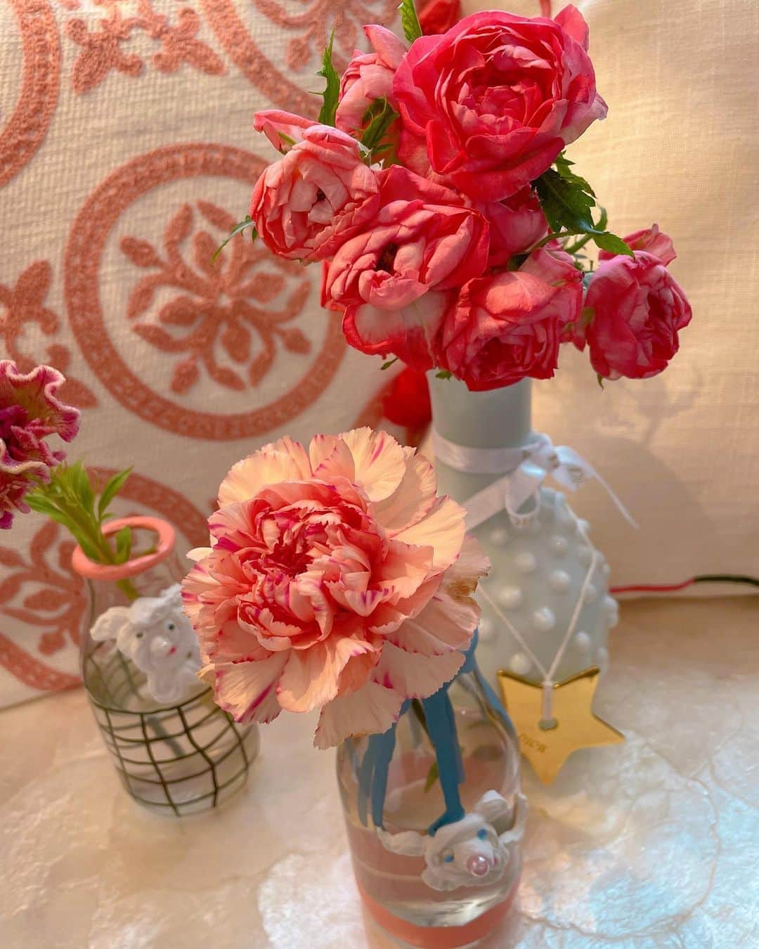 岡部麟さんのインスタグラム写真 - (岡部麟Instagram)「家で作業中...💻 今お部屋に飾ってるお花たち🌸 花瓶新しいの買った☺︎ へんてこわんちゃん🐩  #マカロンウェディング  #ケイトウ」6月15日 15時38分 - beristagram_1107