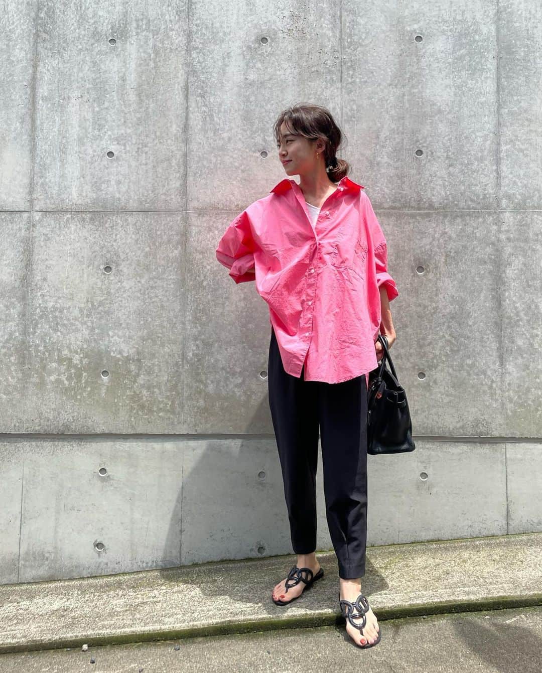 春名亜美さんのインスタグラム写真 - (春名亜美Instagram)「春が始まる前に買った真っピンクのシャツが、今頃になって登場🦩🖤  #tops @hm  #pants @eldo__official  #bag @hermes  #sandals @hermes  ・ ・ ・ #HERMES #hermesbirkin #eldo #ママコーディネート #ママコーデ #hm」6月15日 15時51分 - amiharunaami