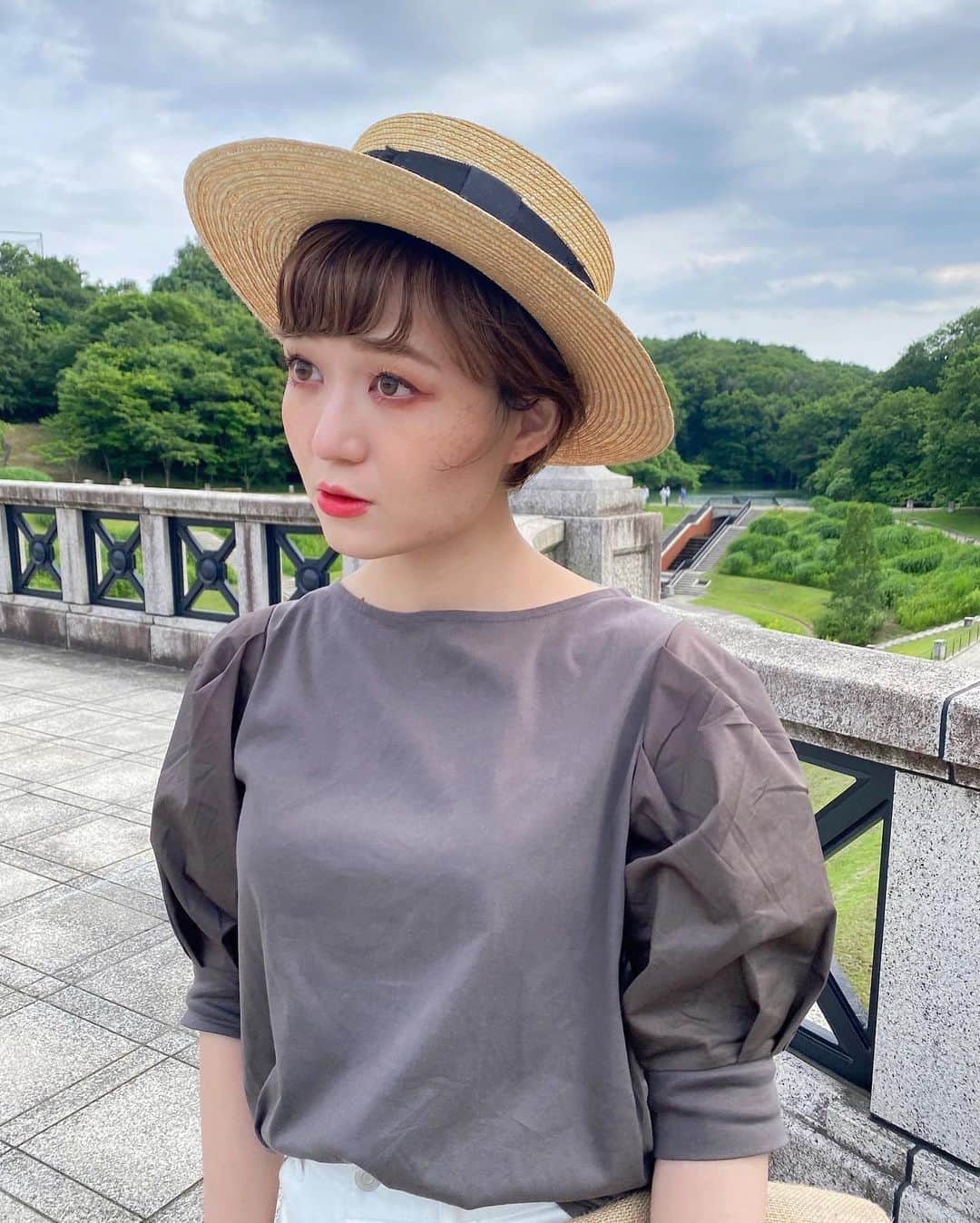 yukichi_yukiさんのインスタグラム写真 - (yukichi_yukiInstagram)「このトップスのボリュームスリーブ度合い、 やりすぎじゃなくて可愛い。 夏の服でブラウンを選ぶこと、 なかなかないんだけど このモカっぽい感じが可愛い💕 #目が座ってる  tops: @opaque.clip #opaqueclip #オペークドットクリップ   #カットソー#Tシャツ#ボリュームスリーブ#ボリューム袖#シンプルコーデ#大人カジュアル#きれいめカジュアル#デニムコーデ#ワイドデニム#ホワイトデニム#カンカン帽#トートバッグ#夏コーデ#休日コーデ#ショートヘアコーデ#ショート女子#mamagirlトレンド  #ゆきちゆき #ゆきちふく」6月15日 17時25分 - yukichi_yuki