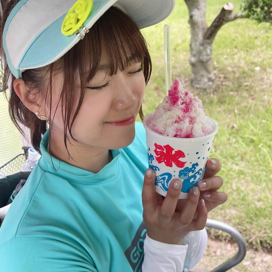 山内鈴蘭さんのインスタグラム写真 - (山内鈴蘭Instagram)「夏ゴルフはかき氷だよね🥺🍧💓 私は絶対いちごみるく！！！！！ ． ． 売店に置いてあるゴルフ場の時は 必ず食べてるな🐷 ． 夏の風物詩だもんねーー🥰 ． ． ． #かき氷 #ゴルフ #ゴルフウェア #ゴルフ好き #ゴルフコーデ #ゴルフ女子 #ゴルフ女子コーデ #ゴルフファッション #夏の風物詩 #いちごみるく  #かき氷🍧」6月15日 17時56分 - xxsuzuranxx