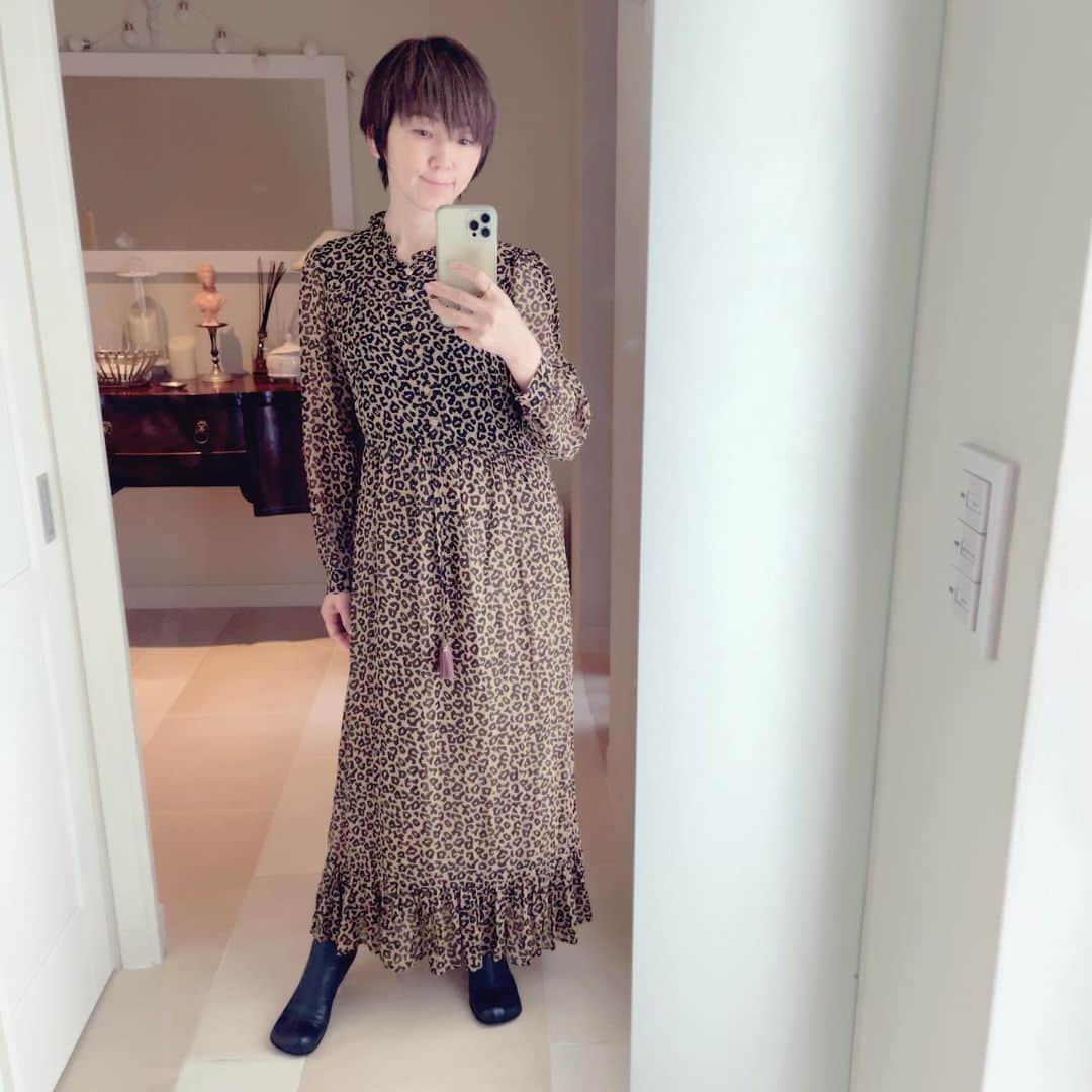 渡辺満里奈さんのインスタグラム写真 - (渡辺満里奈Instagram)「✂︎✂︎✂︎✂︎✂︎✂︎ スマホの顔認証にも見放されるくらい伸びた髪。 切ってきましたー。 久々のショート！！ 松浦美穂さん　@twiggy.miho  の手さばきがさすがすぎました。安心して委ねられます。 心も軽やかになるな♥️  ★ @twiggytokyo  #haircut #今日の服チーターみたいと娘に言われた #そだねそだね」6月15日 18時41分 - funnyfacefunny