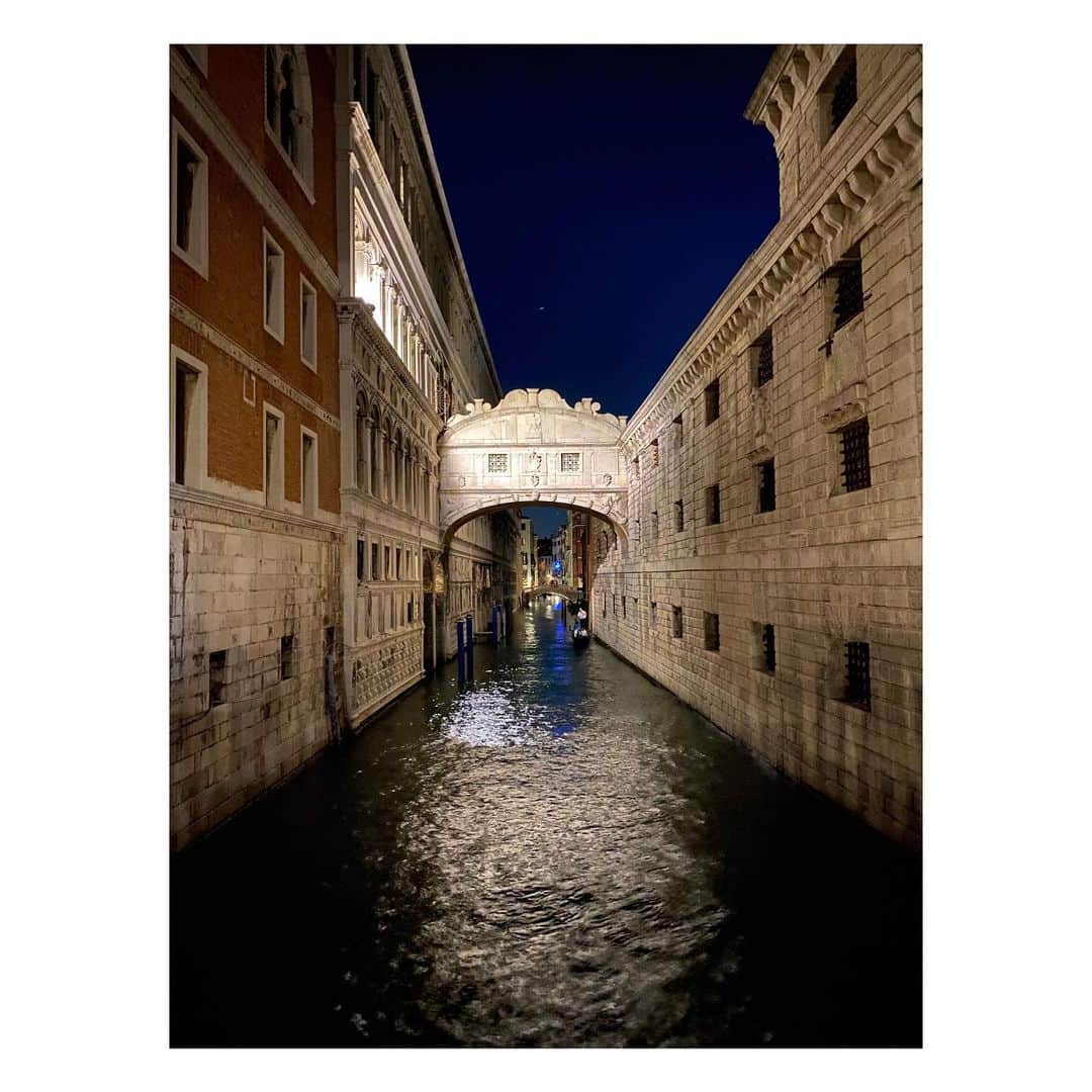 龍真咲さんのインスタグラム写真 - (龍真咲Instagram)「水の都#venice 🇮🇹 ずっと来たかったヴェネツィア✨ まず、想像以上の美しい街並みとロマンチックが溢れ出していて…。いるだけで想像妄想が広がる素敵な街です⤴︎ パーティーが行われた#teatrolafenice#フェニーチェ劇場 はヴェネツィアでは有名な歌劇場。フェニーチェというのは不死鳥という意味があるそう。数年前にあった火災を乗り越えたまさにその名の通り不死鳥のような劇場なのです‼︎ 昨年もタオルミーナの古代ギリシャ劇場でのパーティーに参加して思ったのですが歴史的な空間で行われるパーティーは心躍るものです。参加者が同じ夢を抱いてのパーティーは、国や年代を超えて興奮するもの❗️勿論、宝塚もその１つ‼️ 帰り道、#サンマルコ大聖堂 が湖上に浮かぶように🏰ヴェネツィアでは水上タクシーしかないので歩いて帰っていると嬉しいご褒美を見る事ができました‼︎  ため息橋も、陽の当たる時に見るのとはまた一味違いました。 昼と夜の顔を持つ景色たちは、その土地の財産ですね✨  今回はこのタイミングでのMonaco入りとなりました😊🇲🇨 梅雨のないヨーロッパではもう夏が始まっています🌞日焼けとコロナに注意して、過ごしたいと思います😊  #Monacolife #monaco」6月15日 19時11分 - masaki_ryu