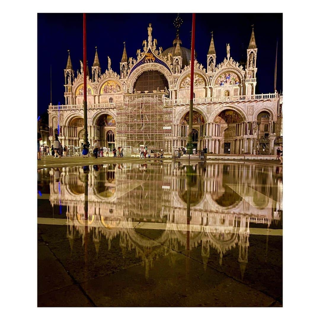 龍真咲さんのインスタグラム写真 - (龍真咲Instagram)「水の都#venice 🇮🇹 ずっと来たかったヴェネツィア✨ まず、想像以上の美しい街並みとロマンチックが溢れ出していて…。いるだけで想像妄想が広がる素敵な街です⤴︎ パーティーが行われた#teatrolafenice#フェニーチェ劇場 はヴェネツィアでは有名な歌劇場。フェニーチェというのは不死鳥という意味があるそう。数年前にあった火災を乗り越えたまさにその名の通り不死鳥のような劇場なのです‼︎ 昨年もタオルミーナの古代ギリシャ劇場でのパーティーに参加して思ったのですが歴史的な空間で行われるパーティーは心躍るものです。参加者が同じ夢を抱いてのパーティーは、国や年代を超えて興奮するもの❗️勿論、宝塚もその１つ‼️ 帰り道、#サンマルコ大聖堂 が湖上に浮かぶように🏰ヴェネツィアでは水上タクシーしかないので歩いて帰っていると嬉しいご褒美を見る事ができました‼︎  ため息橋も、陽の当たる時に見るのとはまた一味違いました。 昼と夜の顔を持つ景色たちは、その土地の財産ですね✨  今回はこのタイミングでのMonaco入りとなりました😊🇲🇨 梅雨のないヨーロッパではもう夏が始まっています🌞日焼けとコロナに注意して、過ごしたいと思います😊  #Monacolife #monaco」6月15日 19時11分 - masaki_ryu