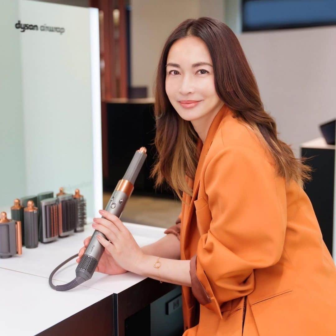 長谷川京子さんのインスタグラム写真 - (長谷川京子Instagram)「ダイソンヘアケアカテゴリーより、Dyson Airwrap™マルチスタイラーが発売に✨  今日は、6/17から開催されるポップアップイベント会場にもなる表参道のTHE CORNERで、記者発表会に参加してきました。  ポップアップイベント、皆さんもぜひチェックしてみてくださいね☺️  #ダイソン #ダイソンエアラップ #ダイソンビューティー #風で簡単スタイリング #ダイソンヘア #ダイソンスタイリング」6月15日 19時43分 - kyoko.hasegawa.722