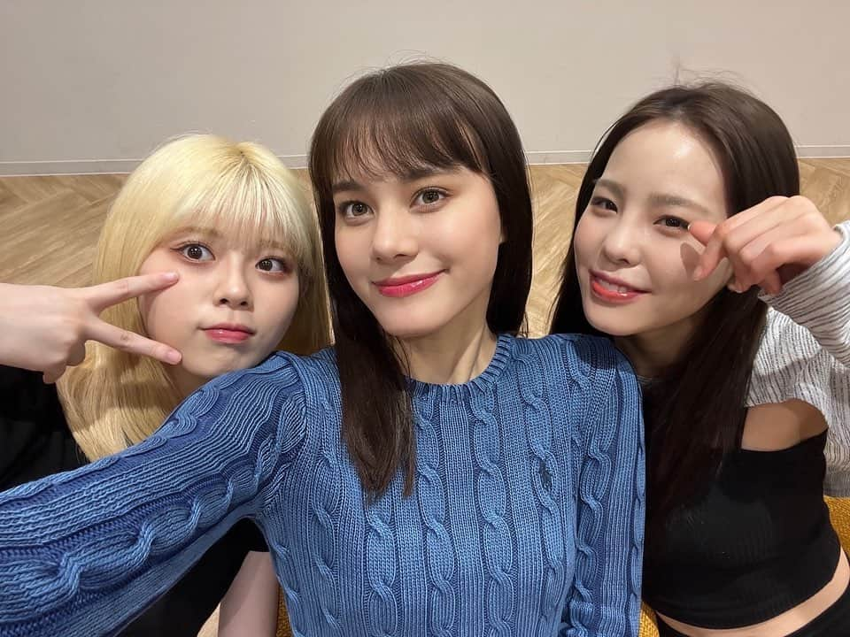 NiziUさんのインスタグラム写真 - (NiziUInstagram)「昨日のインスタライブ楽しかった💛💙🧡  어제 라이브 너무 재밌어떵💛💙🧡  Yesterday instagram live was super fun💛💙🧡 #niziu #withu #riku #nina #mako」6月15日 21時23分 - niziu_artist_official