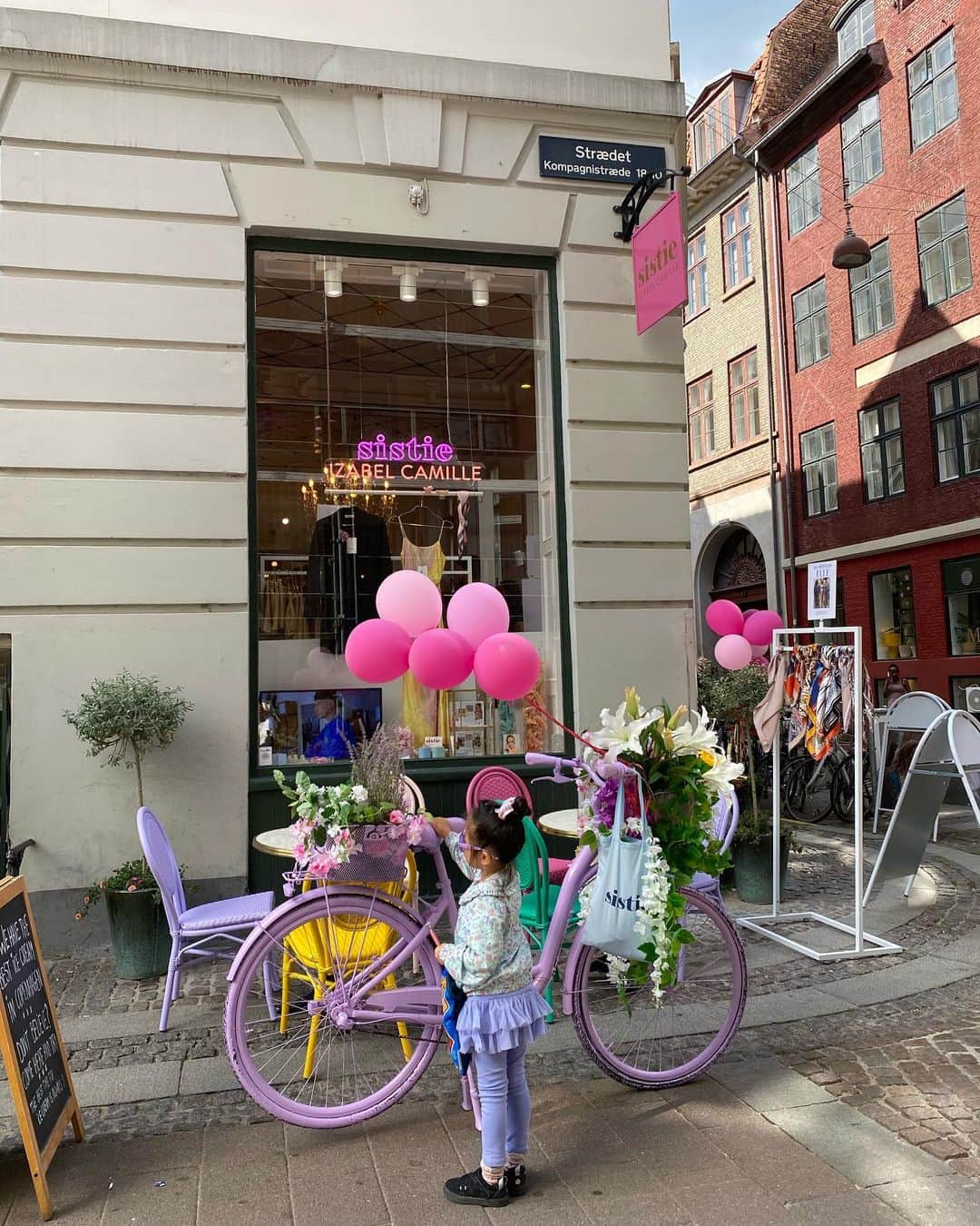 PINKYさんのインスタグラム写真 - (PINKYInstagram)「Love from København🇩🇰🫶  待ちに待った3年ぶりの海外渡航は、主人の仕事に同行して自転車&オーガニック先進国のデンマークへ✈️🇩🇰✨  初めて訪れた北欧の都市コペンハーゲンは人々が優しく空気が綺麗で、主人が言う通り街のみんなが幸せそうな素敵な街だった🚲🌈✨  娘が初めて食べたチーズをのせたサワードウブレッドを好きになったのも、嬉しい旅の記録👧🏻🥯  📍Seks Bakery & Eatry  #Repost @yosuke_kubozuka  ・・・ København Memories vol.2  国が人を、人が国を大切にする。 街のみんな幸せそうだった✨ 「生きることに不安のない国」 だってさ。めちゃいいね。👍  ・・・  #love #happy #family #momlife #parentslife #familytrip #denmark #københavn #matebike #familytrip #økologisk」6月15日 21時59分 - shanti_pinky_shanti
