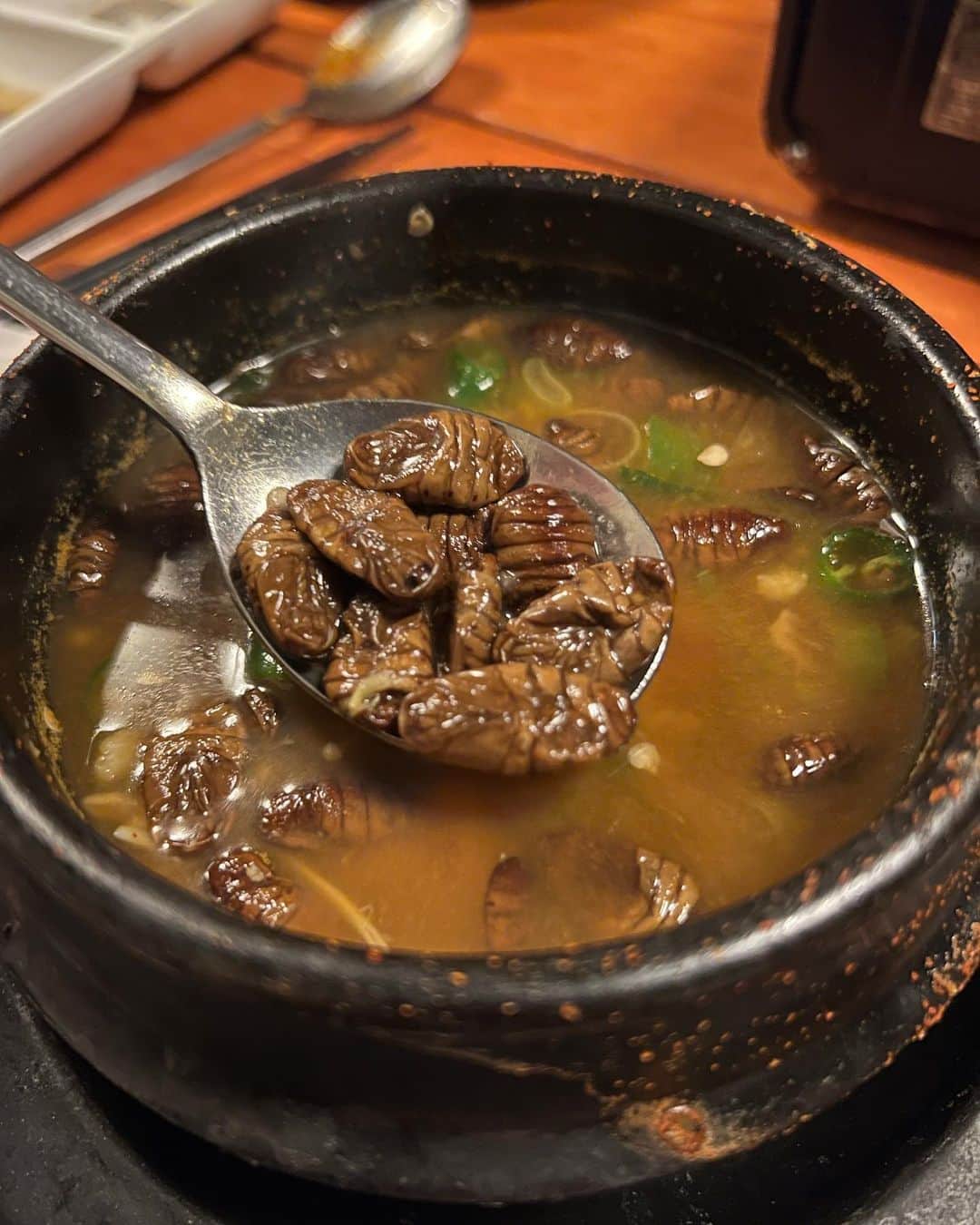桃乃木かなさんのインスタグラム写真 - (桃乃木かなInstagram)「さなぎのスープ！  韓国ではよく食べられているメニューだそうです！ 味は魚のヒレみたいな味...かな？  経験経験😂😂😂」6月15日 22時23分 - kana_momonogi