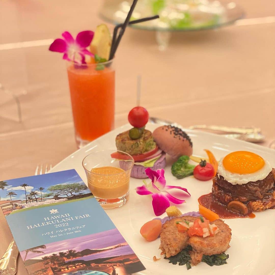 澤野井香里さんのインスタグラム写真 - (澤野井香里Instagram)「#帝国ホテル大阪 で今月いっぱい開催中のHawaii🌺の#ハレクラニ フェアへ(*´꒳`*) @imperialhotel_jp_official   ハワイに行く度に訪れる大好きなハレクラニのメニューを日本にいながら頂けるなんて幸せすぎる😍🐳💕  今まで食べた中で1番おいしかったクリスピーライスに濃厚なデミグラスソースのかかったロコモコ🍳にココナッツ🥥とジンジャーのスパイスが効いてる#カルーアポーク 🐷のハワイアンルアウ✨ ハンバーガー🍔にはトロピカルソースをかけてお口の中な一気にハワイ気分🍹＾＾  そして、現地でも必ずオーダーする#ココナッツケーキ で〆💕  @mie__blogger ともゆっくり会えて😘  ゆったりハワイアンミュージック🎶や並みの音、ハワイの風景写真なんかで行くだけでハワイ旅行✈️した気分になれてオススメ💕  あー早くハワイにも行きたいなぁ✨😘  📍帝国ホテル大阪 2F カフェ・クベール  　☎︎ 06-6881-4885  平日　ランチ　　11:00～14:00   ディナー　17:00～22:00  休日　11:00〜22:00  #ks_22✨ #ks_osaka✨ #大阪 #帝国ホテル大阪 #ハレクラニ #ハレクラニフェア #ハワイ #ハワイごはん #大阪グルメ #大阪ランチ #たべすたぐらむ」6月15日 22時37分 - kaori_sawanoi