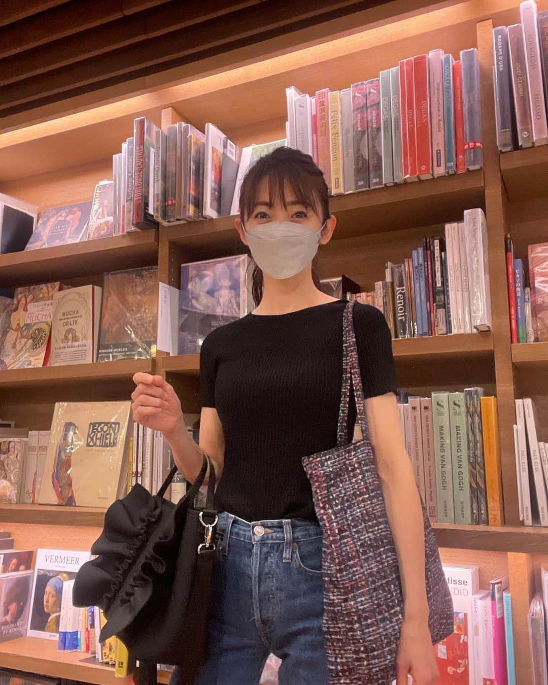 木本泉さんのインスタグラム写真 - (木本泉Instagram)「- 今日も慌ただしく１日が終了☔️  本屋さんに行って本を購入してほっこり。本屋さんて楽しいので好き📚」6月15日 23時56分 - izumikimoto
