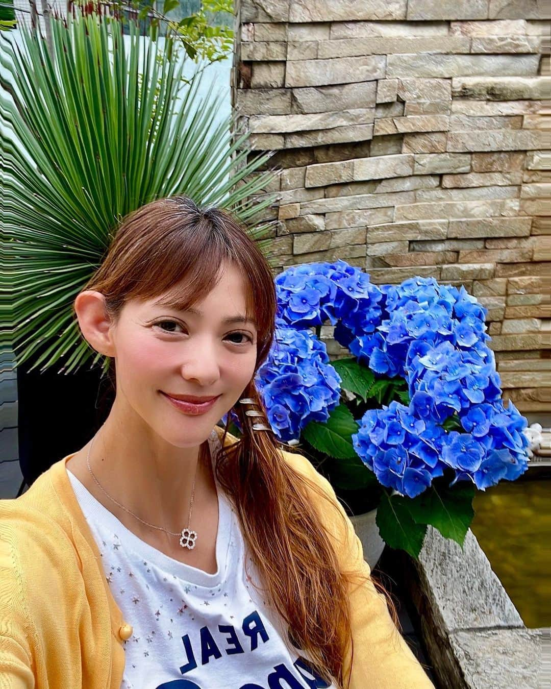 箕輪玖美さんのインスタグラム写真 - (箕輪玖美Instagram)「紫陽花😊  近所を歩いていると、色んな紫陽花が満開💐  梅雨時の楽しみ💕  #紫陽花 #花のある暮らし #お花が好き #雨の風情 #梅雨の花  #美しい日本 #散歩 #japan #箕輪玖美」6月16日 7時26分 - kumi.111