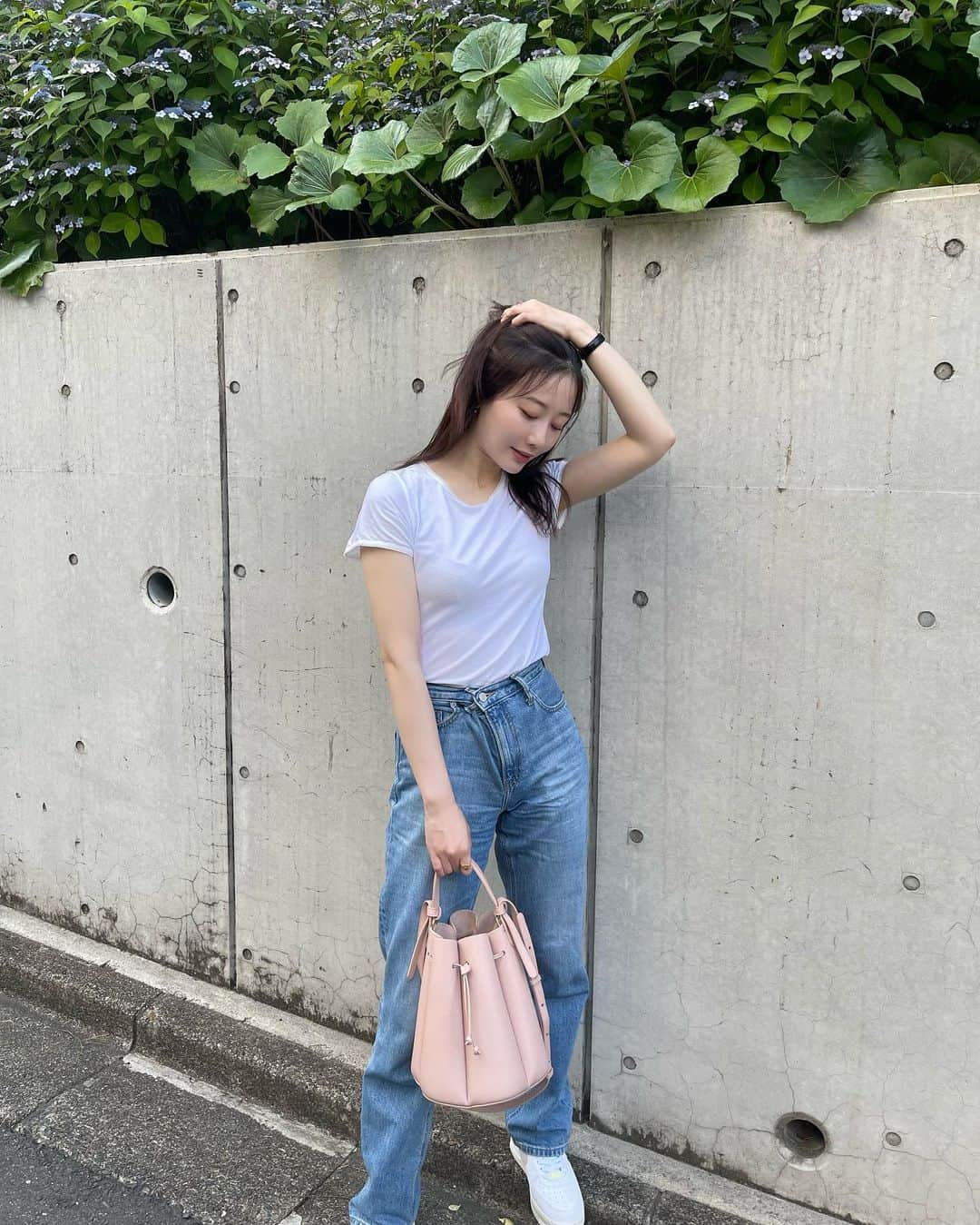 浦まゆさんのインスタグラム写真 - (浦まゆInstagram)「. 凛とした女性でありたいものです。🌱 最近はめちゃくちゃ自然を欲してて、寝る前に焚き火の動画見たりしてる笑 子供の頃は、わんこ連れて毎年キャンプに行ってたんだけど、大人になってからしてないなー！」6月16日 8時46分 - uramayu0908
