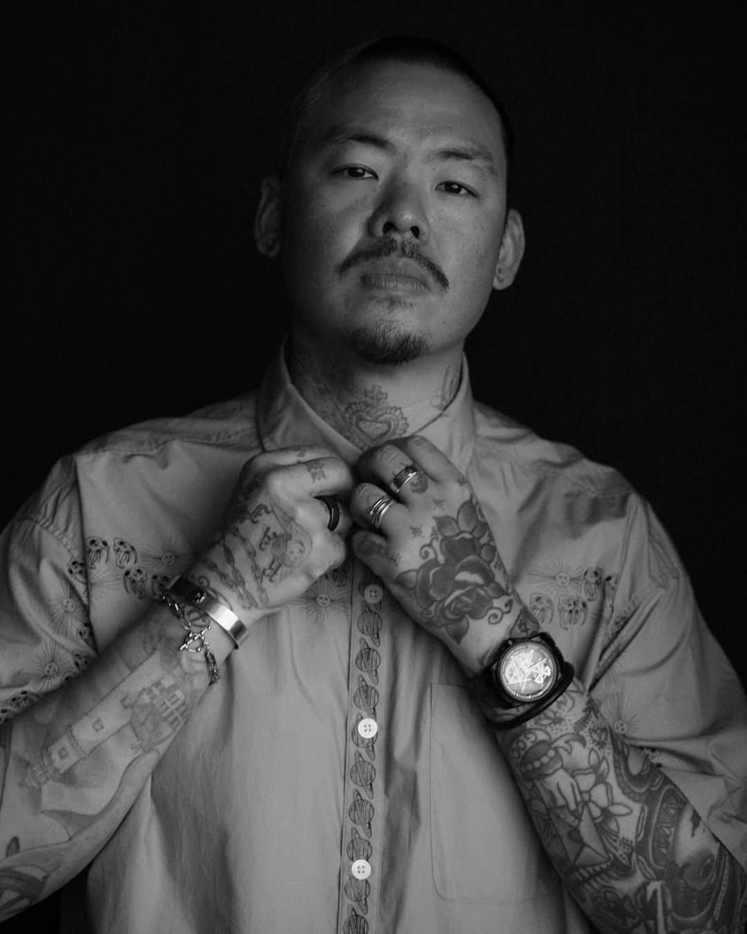 滝沢伸介さんのインスタグラム写真 - (滝沢伸介Instagram)「Posted @withregram • @neighborhood_official ⁡ ⚫️Dr. Woo / Tattoo Artist ⁡ 世界中の何百万人ものフォロワーとインフルエンサーから指示されているタトゥーアーティストとして、Dr. Wooはタトゥーとアートをファッションと共にムーブメントを起こしています。 Shamrock Social ClubでタトゥーアーティストのレジェンドであるMark Mahoneyの下でスタートを切った後、Dr. Wooはタトゥーデザインと、後に彼のスタイルとして知られるようになるシングルニードルを使ったスタイルを学びました。 彼の巧みなスタイルは、タトゥーをサブカルチャーからポピュラーなカルチャーへと変えました。 彼のプライベートスタジオであるHideaway @ Suite Xで、Dr. Wooはタトゥーの定義を前進させ続けながら、これまでのコラボレーションとブランディングに基づき、アート、ファッション、エンターテイメントメディアを融合しながら自身のカルチャーの経歴を成長させています。 ⁡ With a global following in the millions and as the choice tattoo artist for the influential elite, Dr. Woo is leading the movement where tattoos, art, and fashion become one and the same. After getting his start under the legendary Mark Mahoney at the Shamrock Social Club, Dr. Woo learned the design and intricacy of the single needle style for which he is known. His crafting of that style has taken tattoos from a singular subculture to the focus of popular culture at large. At his private studio, Hideaway @ Suite X, Dr. Woo is continuing to progress his era defining tattoos, while building upon past collaboration and branding, and growing his cultural profile by blending his work with outside influences and interests in art, fashion & entertainment media. ⁡ Photographer: Taro Mizutani @taro__mizutani ______________________________________ ⁡ @_dr_woo_ #neighborhood #nbhd #craftwithpride #drwoo」6月16日 11時00分 - sin_takizawa
