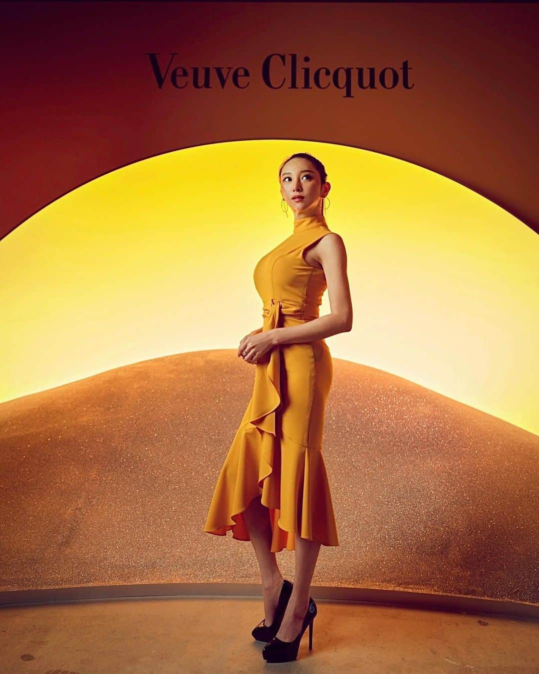 山崎みどりさんのインスタグラム写真 - (山崎みどりInstagram)「VEUVECLICQUOT 250周年Party🍾　  『Veuve Clicquot Solaire Culture (ヴーヴ・クリコ ソレール カルチャー) ~太陽のように輝く 250 年 の軌跡~』  @veuveclicquot  の招待状が届いたので行って来たよ🥂✨  VEUVECLICQUOTの250年の歴史や想い、ルーツなどが知れてとても勉強になった🍾  Party会場の世界観もおしゃれで可愛かったなぁ🥂✨  VEUVECLICQUOT ×草間彌生さんのオブジェも迫力がありました🌺 @kusama_archive   今回のParty、 日本の後はアメリカ、オーストラリア、南アフリカ 共和国、イギリスで催すらしい✈️  （日本が一番最初なのがちょっと嬉しい🥰）  帰りはヴーヴイエローとロゼ🥂をいただいてお昼からhappyでした💛💕  Party会場着いたらあきなちゃんにたまたま会えた🙌🏻✨　@moreakee   相変わらず顔が小さくて可愛らしい🫶🏻  VEUVECLICQUOTカラーのこのdressは @colordressginza ✨ このdress、かなり胸が盛れる..🤫  ────────────────────────── @veuveclicquot #veuveclicquot  #party #champagne#🍾#🥂#原宿」6月16日 11時03分 - midori_yamasaki_