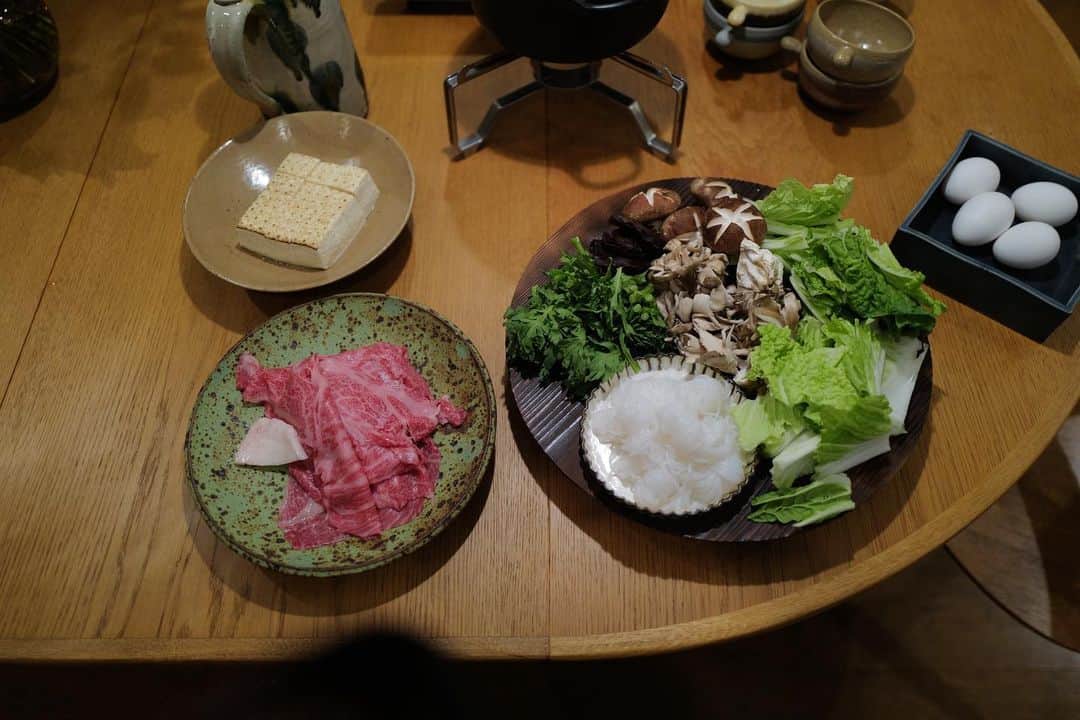 高山都さんのインスタグラム写真 - (高山都Instagram)「お祝いにいただいた立派な今半のすき焼き用の牛肉、ふたりで食べるのも勿体無いから、みんなで食べようとすき焼きの会🍲に。 一枚ずつ包まれてて、甘くて、ほんとうに美味しかった。 ワインもお肉に合わせて @il_soffione_official のものを事前に送ってくれるスーパーナイスアシストな みよしイルカ🐬@miyoshihayato  久々に @uneda_hitomi うねちゃんにも会えて楽しかった！ 副菜のお野菜は友人の農家さんのうさぎ農園 @usagifarm_ai からの定期便🥕🥦」6月16日 11時16分 - miyare38