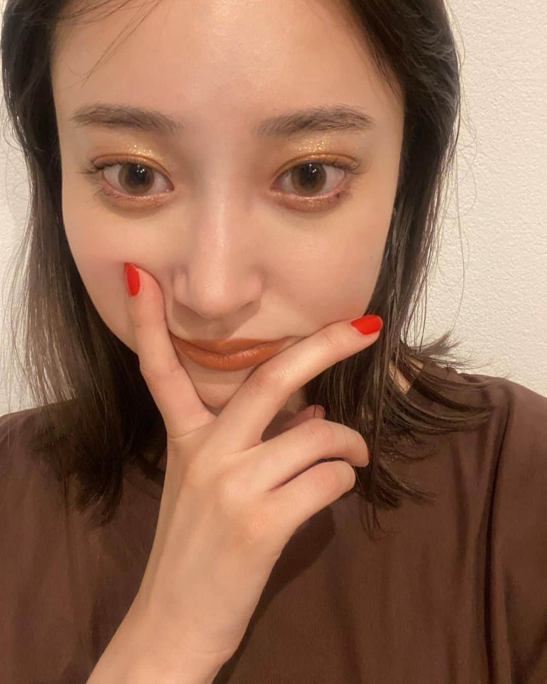 磯俣愛さんのインスタグラム写真 - (磯俣愛Instagram)「みんな~~~~ みんながたくさん見てくれたメイクの お写真はこちらっっっ 後カラコンもみんな気づいてくれたね🫶 こちらです🫶 @lpdgem.official のアイシャドウは神的に可愛くて めちゃくちゃ毎日使ってる笑笑 一気にゴージャスになるねん🥺 . . . そして、カラコンは @toricajp_official  乱視用カラコン探しててなんか普通の柄じゃなくて 下にいくにつれてグラデになってるのが可愛くて買ってみた 光が入ってるように見えてめちゃくちゃかわいいない？！ . . . . #カラコン#ナチュラルカラコン #乱視用カラコン#ハーフカラコン #ジェム#lpdgem#ラポドゥジェム  #ゴールドシャドウ#ナチュラルメイク」6月16日 11時19分 - ai_isomata