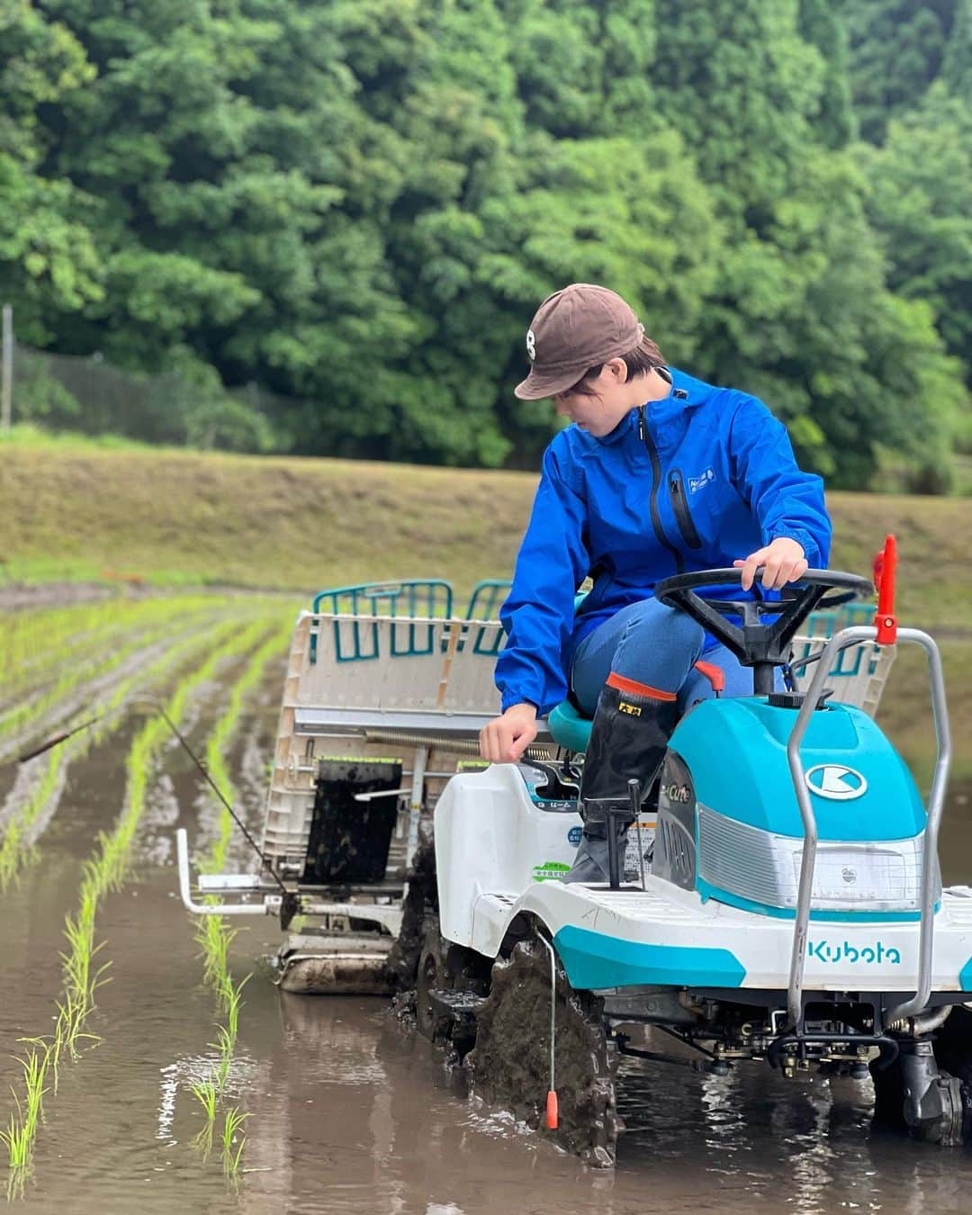 迫田さおりさんのインスタグラム写真 - (迫田さおりInstagram)「・ 湧水町で田植え出来たーぁ🌾🌾🌾 ・ テレビとか仕事とかではなくて、猪俣さんのご好意でいろんなことにチャレンジさせてもらっています😆♪ ・ 帽子・雨靴・ウインドブレーカーまで全て用意してもらった🥺 本当に何もかもありがとうございます😭✨ ・ これから、田んぼがどんな景色に変わっていくのか楽しみだなぁ🌾🌾🌾 ・ ・ #鹿児島 #湧水町 #田植え #KIBORIYA 猪俣さん」6月16日 16時59分 - saori.rio