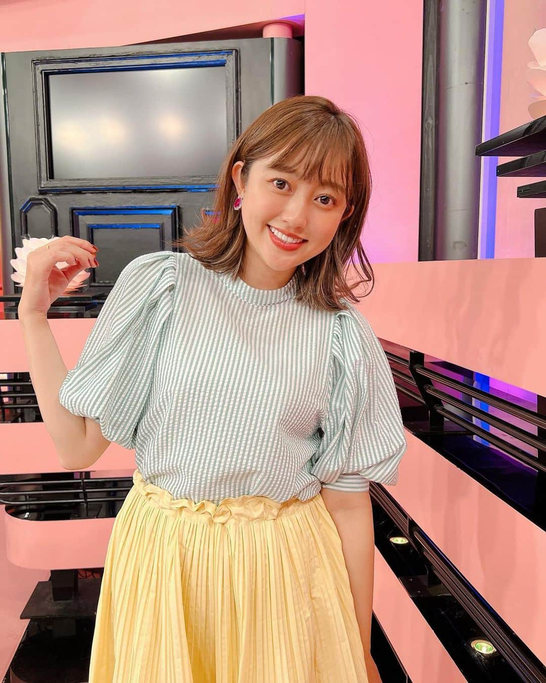 菊地亜美さんのインスタグラム写真 - (菊地亜美Instagram)「. 大阪収録でした🥰 はぁ沢山笑った笑った😂  雨続きなので☔️気分が上がるカラーコーデ🌈 ボリューム袖でタックが入っている @classicalelf_official のトップス💚 色✖︎色でもデニムと合わせても可愛いから、色々着回しできます♥︎ 同じ素材のスカートやジャケットも持ってるけど、グリーンにハマっちゃって全部同じ色💚 ちなみにLサイズです。    #クラシカルエルフ #classicalelf #エルフコーデ #タイアップ #uniqlo #gu #zara #ユニクロ #ジーユー #ザラ #ブラウス #パワーショルダー #袖コンシャス #夏素材#骨格ストレート#プチプラコーデ」6月16日 17時00分 - amikikuchi0905