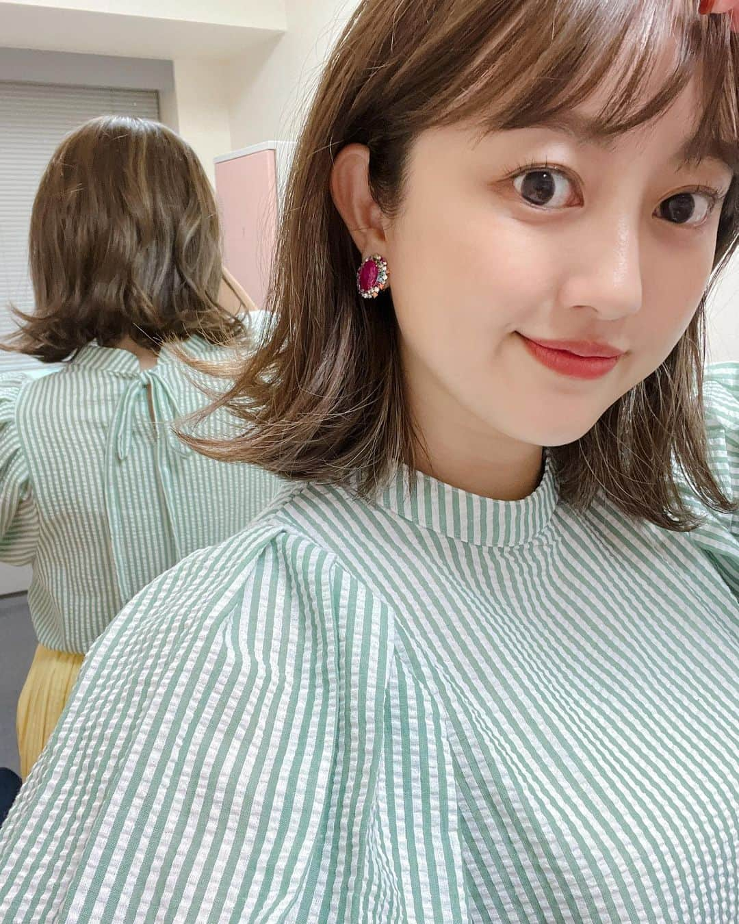 菊地亜美さんのインスタグラム写真 - (菊地亜美Instagram)「. 大阪収録でした🥰 はぁ沢山笑った笑った😂  雨続きなので☔️気分が上がるカラーコーデ🌈 ボリューム袖でタックが入っている @classicalelf_official のトップス💚 色✖︎色でもデニムと合わせても可愛いから、色々着回しできます♥︎ 同じ素材のスカートやジャケットも持ってるけど、グリーンにハマっちゃって全部同じ色💚 ちなみにLサイズです。    #クラシカルエルフ #classicalelf #エルフコーデ #タイアップ #uniqlo #gu #zara #ユニクロ #ジーユー #ザラ #ブラウス #パワーショルダー #袖コンシャス #夏素材#骨格ストレート#プチプラコーデ」6月16日 17時00分 - amikikuchi0905