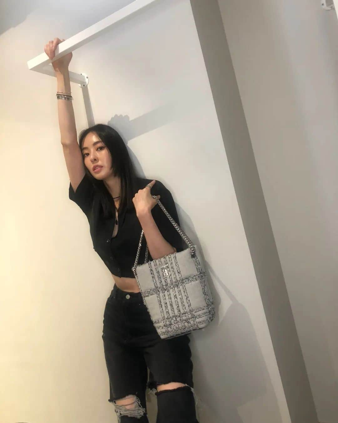 イ・ダヒさんのインスタグラム写真 - (イ・ダヒInstagram)「hi! lora🖤  #TheLolaBag #Burberry #ad」6月16日 18時47分 - dahee0315