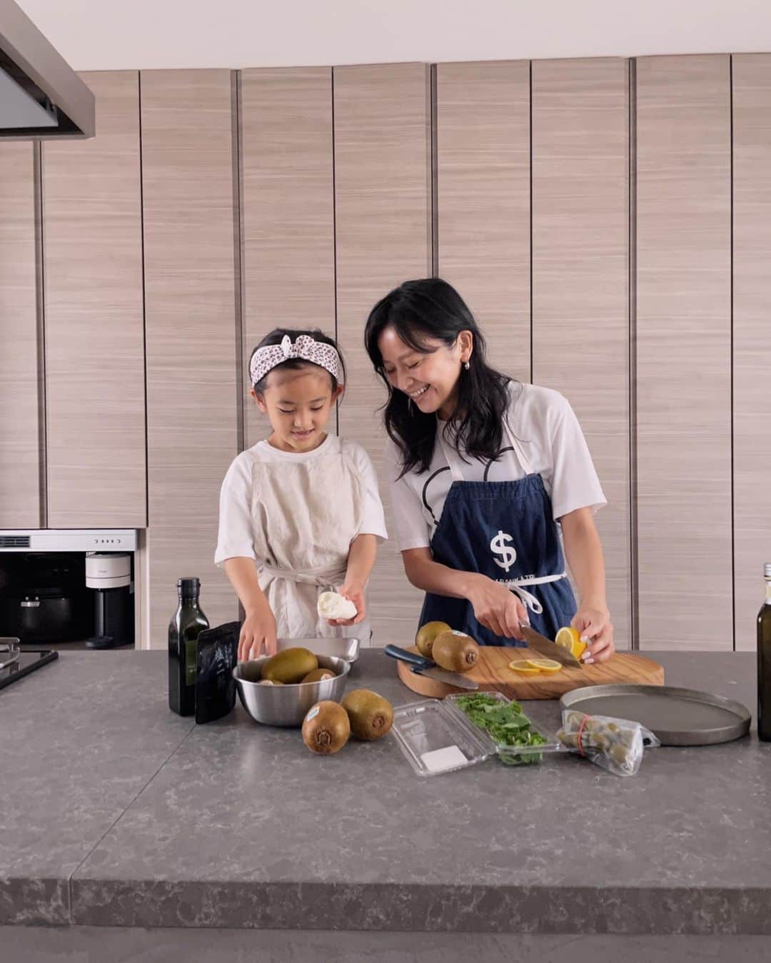 原田沙奈子さんのインスタグラム写真 - (原田沙奈子Instagram)「梅雨真っ只中！の最近のおうちごはん、皆さんどうしてますか？  カプレーゼのアレンジでモッツァレラとキウイとミントを使って、子供にはおやつ、大人にはアペロになるメニューをアマネと作ったんだけど。 アマネとキッチンに立つのは相変わらず楽しくて。 子供の発想って本当に面白いなぁーと。  甘いおやつも良いけど、梅雨時期にはこうやってサッパリした味も良い◎ （キウイには10種の栄養素が含まれていて、栄養バランスを整えるのにもってこい🥝）  作り方はいたって簡単。 モッツァレラを適当にちぎって、キウイを好きな形に切って、レモン、ミント、オリーブなど散らして、塩をふりかけ、オリーブオイルをまわしかける。 だけ。  アマネはグリーンキウイは細かく切って、サンゴールドキウイは輪切りにしてた。←こだわりらしい  意外な食材の組み合わせ、すき♡  #キウイのうれしいかけ算 というキャンペーンが @zespri_jp で開催中です☺️  #キウイ#ゼスプリ #ゼスプリキウイ #こどもごはん #ゼスプリ_PR」6月16日 19時02分 - sanakoharada