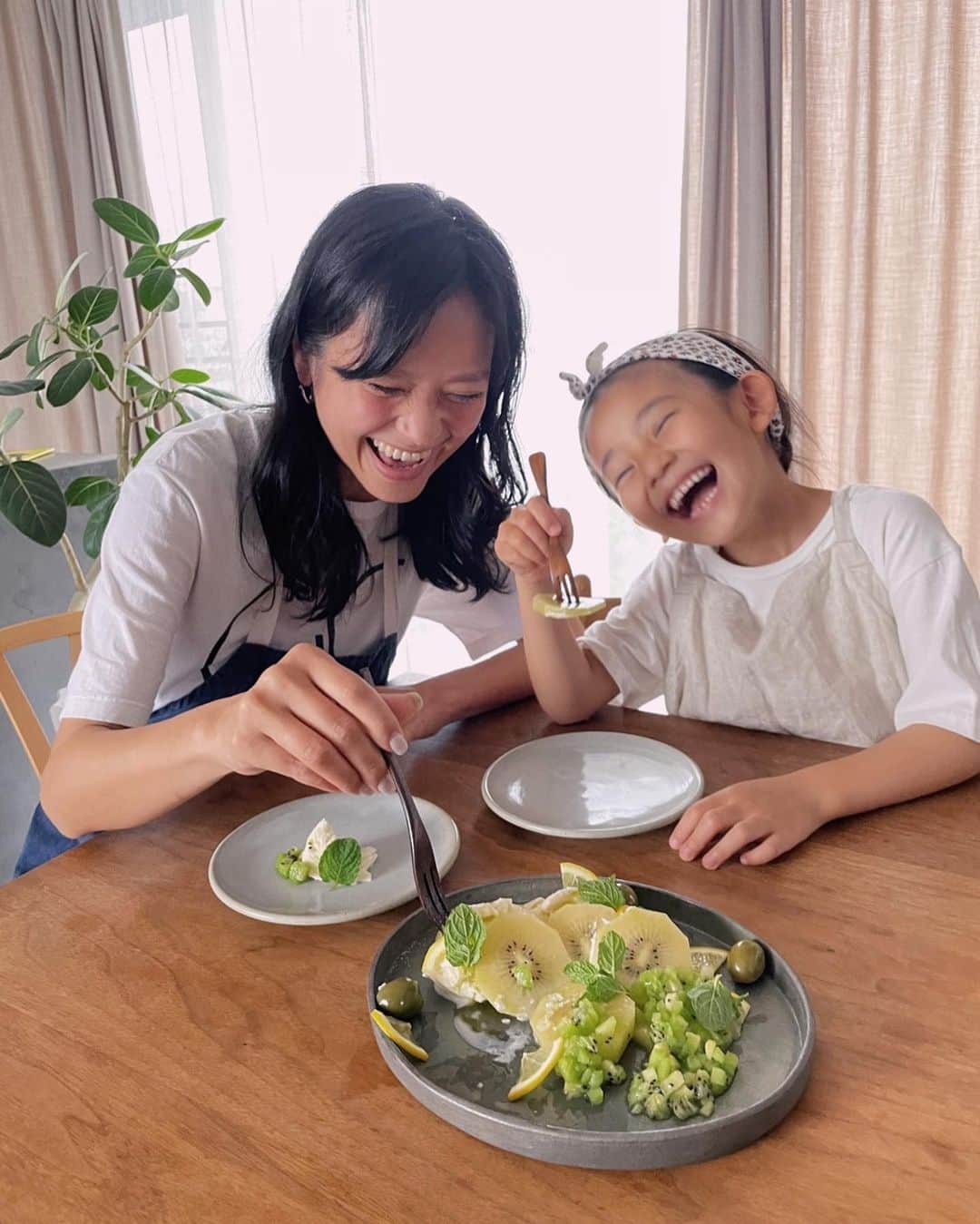 原田沙奈子さんのインスタグラム写真 - (原田沙奈子Instagram)「梅雨真っ只中！の最近のおうちごはん、皆さんどうしてますか？  カプレーゼのアレンジでモッツァレラとキウイとミントを使って、子供にはおやつ、大人にはアペロになるメニューをアマネと作ったんだけど。 アマネとキッチンに立つのは相変わらず楽しくて。 子供の発想って本当に面白いなぁーと。  甘いおやつも良いけど、梅雨時期にはこうやってサッパリした味も良い◎ （キウイには10種の栄養素が含まれていて、栄養バランスを整えるのにもってこい🥝）  作り方はいたって簡単。 モッツァレラを適当にちぎって、キウイを好きな形に切って、レモン、ミント、オリーブなど散らして、塩をふりかけ、オリーブオイルをまわしかける。 だけ。  アマネはグリーンキウイは細かく切って、サンゴールドキウイは輪切りにしてた。←こだわりらしい  意外な食材の組み合わせ、すき♡  #キウイのうれしいかけ算 というキャンペーンが @zespri_jp で開催中です☺️  #キウイ#ゼスプリ #ゼスプリキウイ #こどもごはん #ゼスプリ_PR」6月16日 19時02分 - sanakoharada
