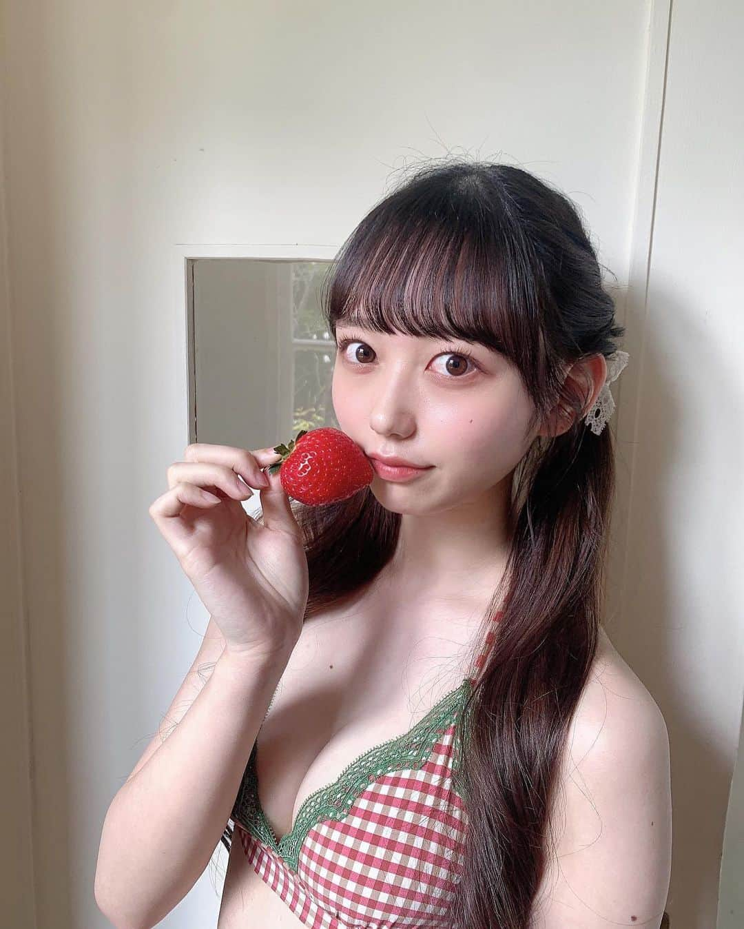 大盛真歩さんのインスタグラム写真 - (大盛真歩Instagram)「🍓𓂃 𓈒𓏸   #週刊ヤングジャンプ さんのオフショットインスタにも載せていきますね🫣！  ゲットしてくれた皆さんありがとうございました⸜ ♡ ⸝  ハガキかいて出してくれたらまた掲載させて頂ける確率アップなので皆さんぜひ〜🥺！！   #ヤンジャン  #ヤンジャングラビア  #グラビア  #グラビア撮影  #オフショット  #いちご  #美味しかった  #😋 #instagood  #likeforlikes  #photography  #strawberry  #gravure  #offshot  #instadaily」6月16日 19時36分 - maho_usagi