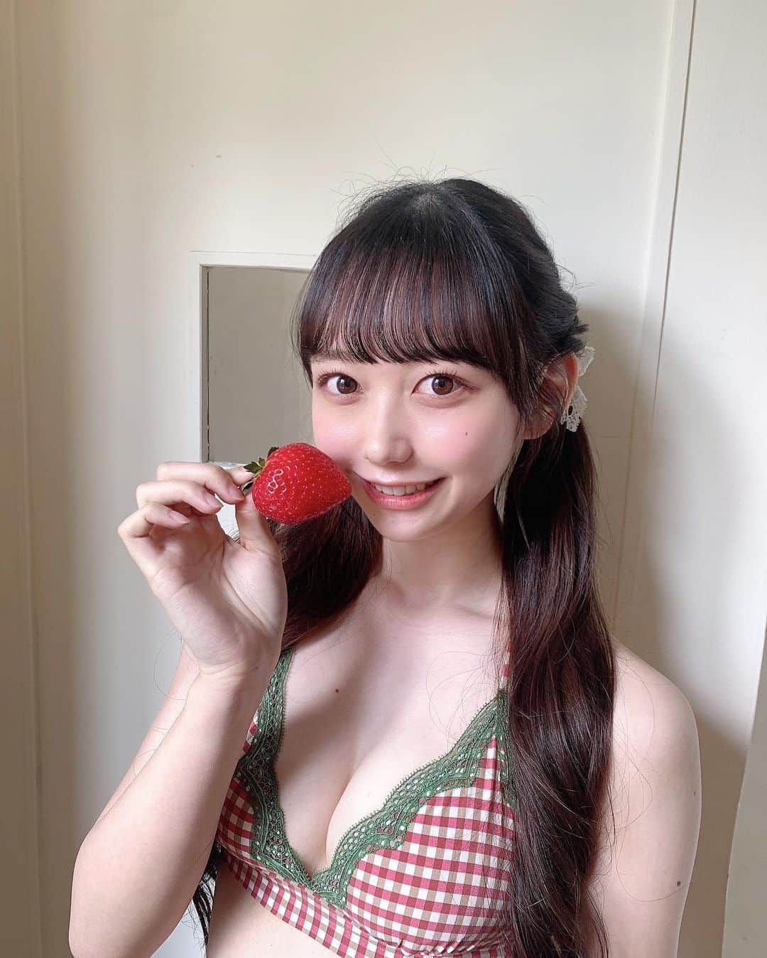 大盛真歩さんのインスタグラム写真 - (大盛真歩Instagram)「🍓𓂃 𓈒𓏸   #週刊ヤングジャンプ さんのオフショットインスタにも載せていきますね🫣！  ゲットしてくれた皆さんありがとうございました⸜ ♡ ⸝  ハガキかいて出してくれたらまた掲載させて頂ける確率アップなので皆さんぜひ〜🥺！！   #ヤンジャン  #ヤンジャングラビア  #グラビア  #グラビア撮影  #オフショット  #いちご  #美味しかった  #😋 #instagood  #likeforlikes  #photography  #strawberry  #gravure  #offshot  #instadaily」6月16日 19時36分 - maho_usagi