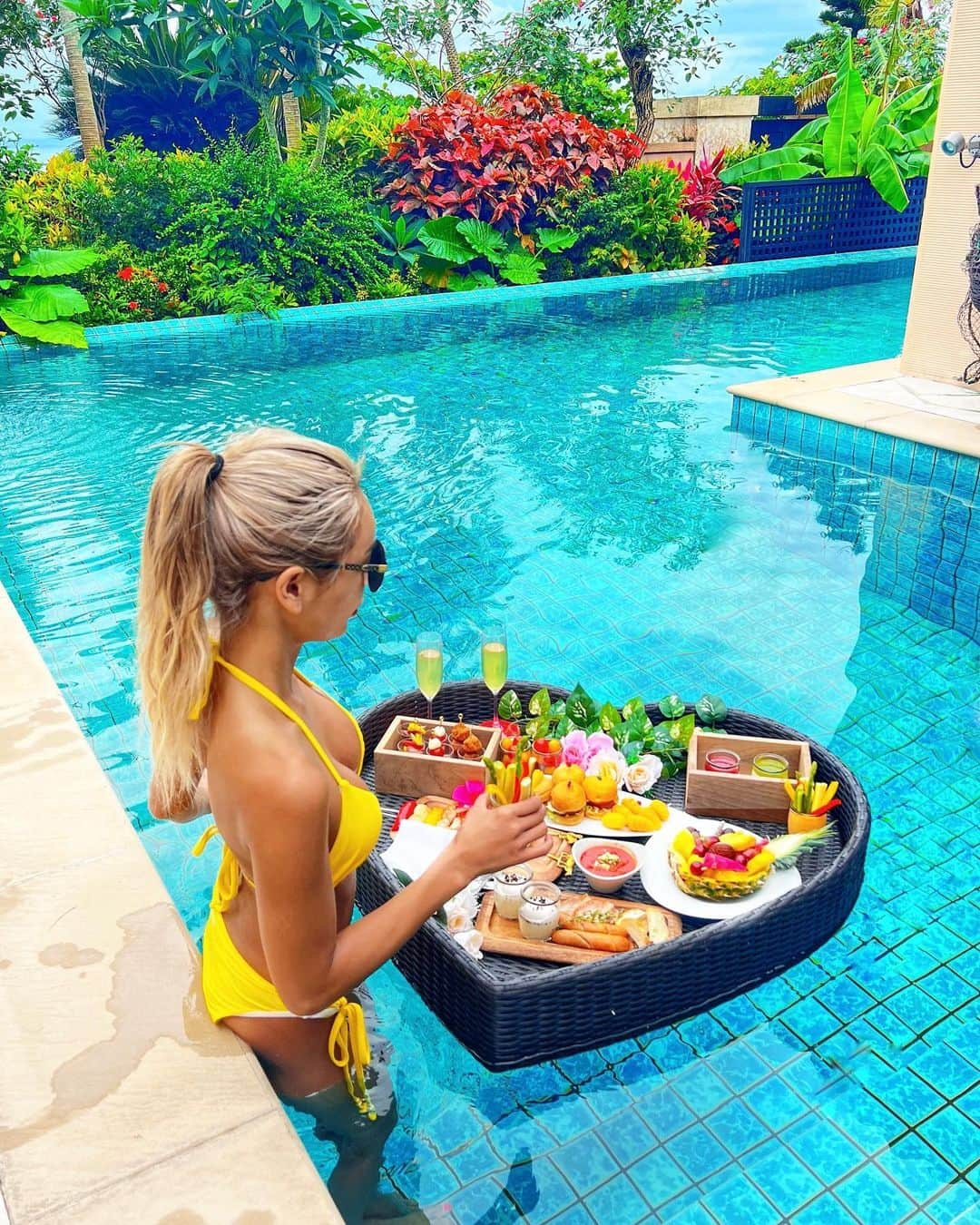 藤木そらさんのインスタグラム写真 - (藤木そらInstagram)「. . Breakfast is only the best in the pool from the morning ❤️ It's the best breakfast I want to have every morning 🥰⭐️ . .朝からプールで朝食❤️❤️フローティングブレックファーストは極上すぎました🥺🥺‼️‼️ずっとぷち夢やって、日本でできる所少ない中 @shigira.allamanda.resort はできたょฅ(^ω^ฅ) 💕 . . 毎朝これだったら幸せすぎますね😂😂‼️素敵な誕生日朝食ができてハッピーハッピーすぎたぁ՞‪⸝⸝> ̫ <⸝⸝՞❣️ . .可愛すぎるし、美味しかったょ🥺❤️実際問題、虫がたまにいるくらいで全然プールに浸かりながらご飯しました😂‼️最高だ💜💙💚. . . . .水着 @girls_terrace で購入した @_pinky_shake_ の水着だょ❤️ . . . . . . . . . . . .  . . .#シギラベイサイドスイートアラマンダ #シギラリゾート #宮古島 #宮古島旅行 #宮古島ホテル #フローティングブレックファースト #breakfast #朝ごはん #プールで朝食 #朝食 #極上飯 #プール付きホテル #お部屋プール付き」6月16日 19時36分 - sorafujiki