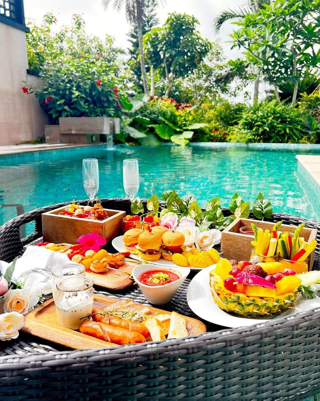 藤木そらさんのインスタグラム写真 - (藤木そらInstagram)「. . Breakfast is only the best in the pool from the morning ❤️ It's the best breakfast I want to have every morning 🥰⭐️ . .朝からプールで朝食❤️❤️フローティングブレックファーストは極上すぎました🥺🥺‼️‼️ずっとぷち夢やって、日本でできる所少ない中 @shigira.allamanda.resort はできたょฅ(^ω^ฅ) 💕 . . 毎朝これだったら幸せすぎますね😂😂‼️素敵な誕生日朝食ができてハッピーハッピーすぎたぁ՞‪⸝⸝> ̫ <⸝⸝՞❣️ . .可愛すぎるし、美味しかったょ🥺❤️実際問題、虫がたまにいるくらいで全然プールに浸かりながらご飯しました😂‼️最高だ💜💙💚. . . . .水着 @girls_terrace で購入した @_pinky_shake_ の水着だょ❤️ . . . . . . . . . . . .  . . .#シギラベイサイドスイートアラマンダ #シギラリゾート #宮古島 #宮古島旅行 #宮古島ホテル #フローティングブレックファースト #breakfast #朝ごはん #プールで朝食 #朝食 #極上飯 #プール付きホテル #お部屋プール付き」6月16日 19時36分 - sorafujiki