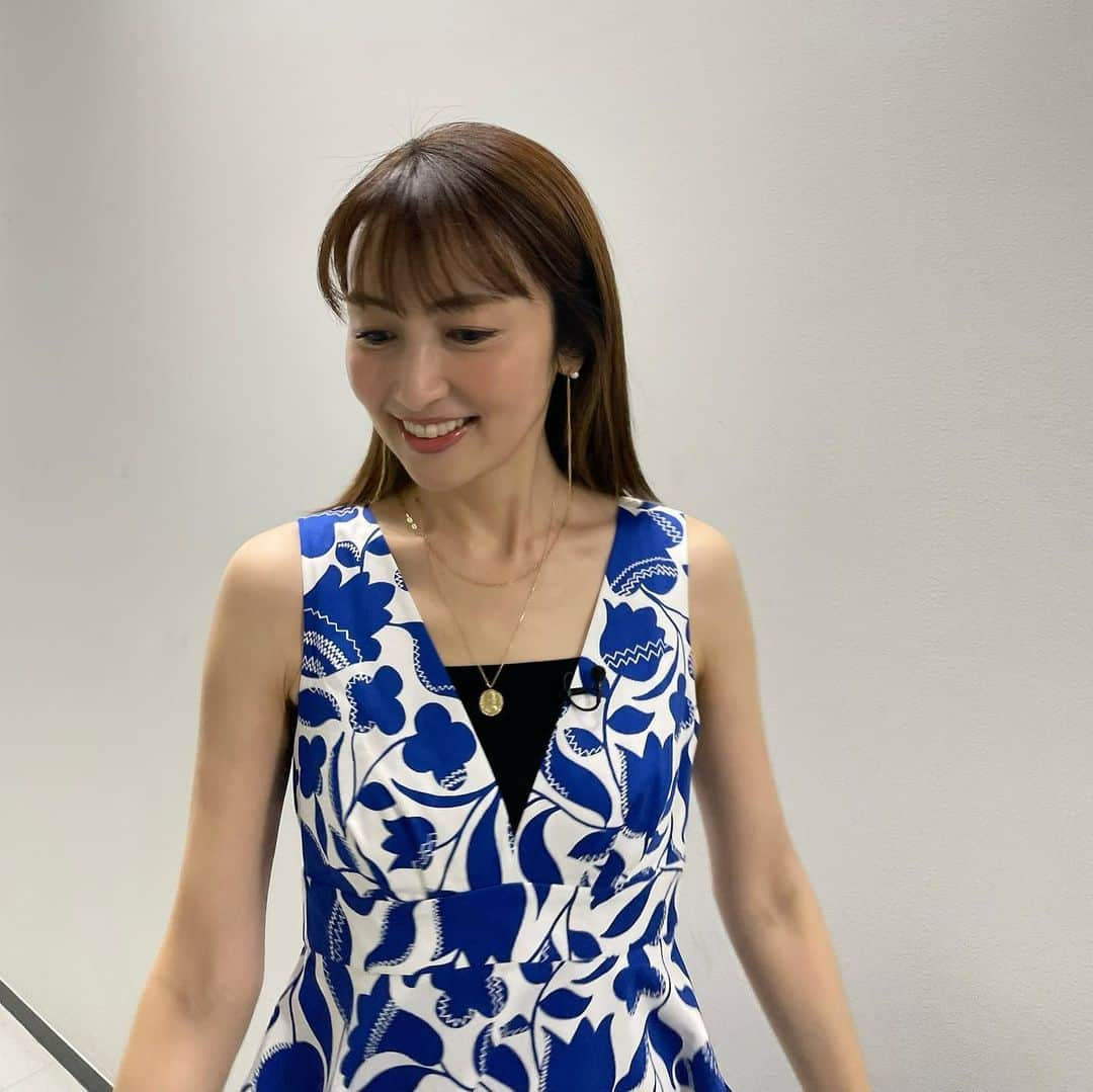 矢田亜希子さんのインスタグラム写真 - (矢田亜希子Instagram)「【オンエア】 2022年6月18日(土)24：00〜24：30 TBS『7つの海を楽しもう！世界さまぁ〜リゾート』 #リゾートをイメージして#夏ワンピース 衣装は ワンピース @katespadejapan  サンダル @jimmychoo  ジュエリー @mariha_official  #ジュエリー重ね付け #今日身長を聞かれましたが私は164センチです  #中3男子たちの身長の伸びが凄まじいです#みんなめっちゃ大きいっ‼︎ #学校に行くとびっくりする#自分たちが縮んでいるような錯覚をおこします」6月16日 19時37分 - akiko_yada