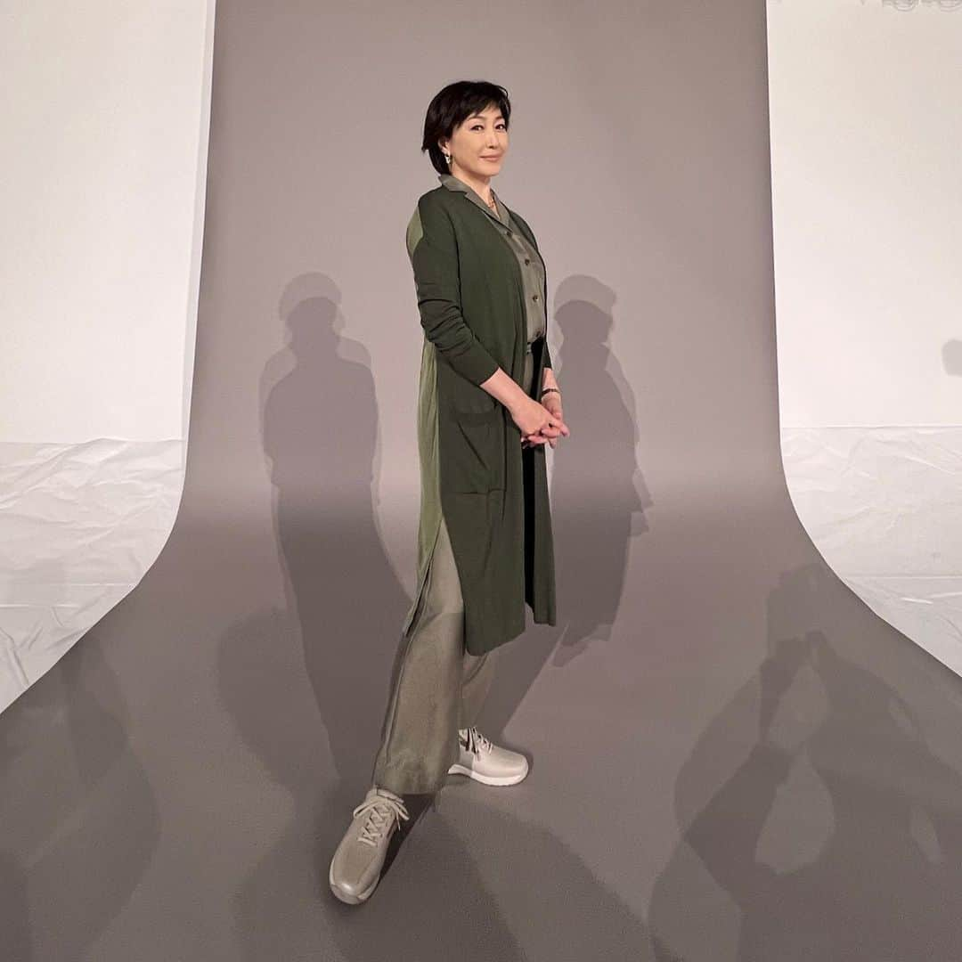 高島礼子さんのインスタグラム写真 - (高島礼子Instagram)「お気に入りのスニーカー👟 インスタ用に自分でポーズを決めて撮らせて頂きました😁  #ヨネックス #お気に入り #スニーカー #ウォーキング #自分流」6月16日 21時23分 - reico.official