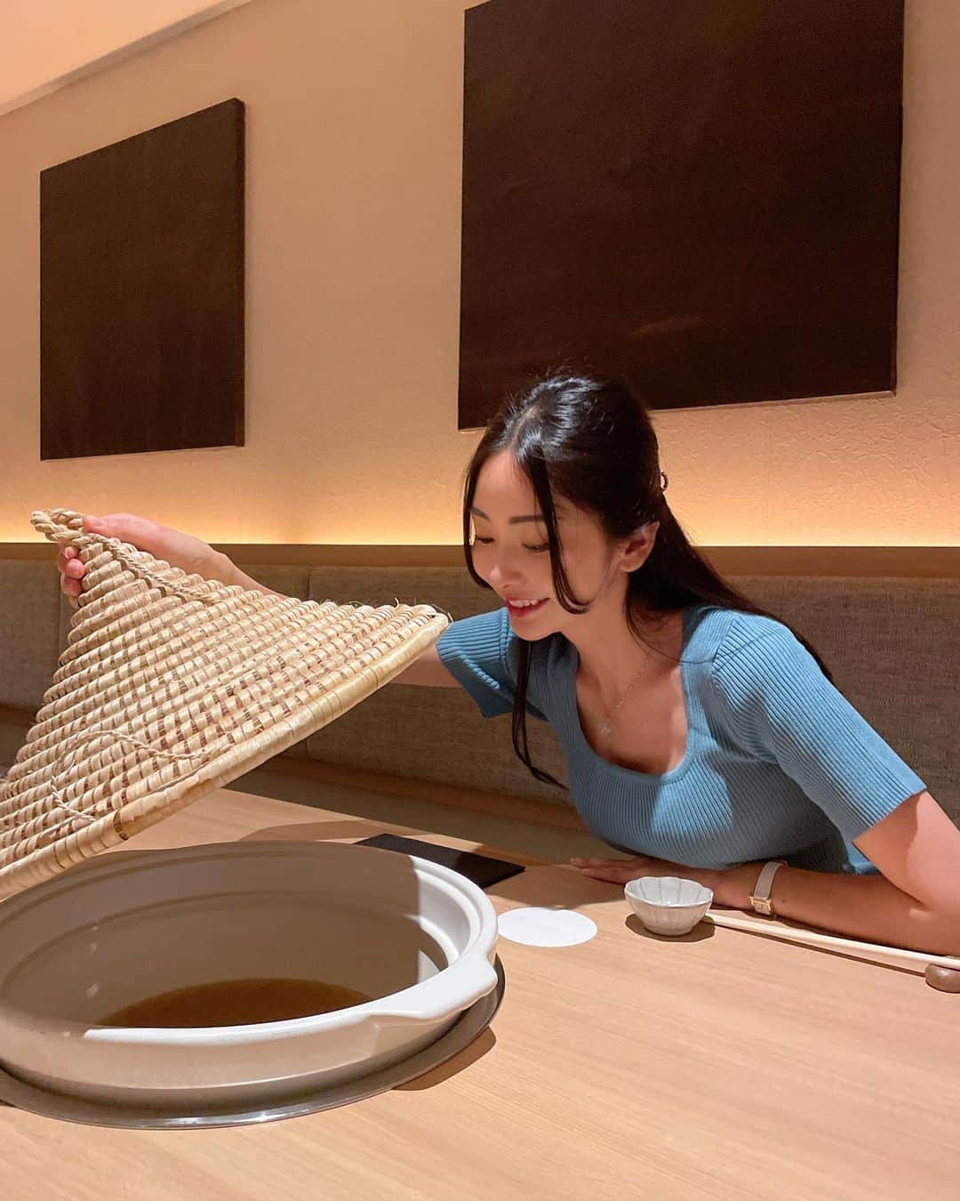 南真琴さんのインスタグラム写真 - (南真琴Instagram)「. . 海鮮鍋を食べに蒸幸さんに行きました🦐 蒸した海鮮の出汁で食べるお鍋最高だった💓💓  目の前で蒸されるエビちゃんを眺める時間、、、諸行無常を感じました、、、笑 次は尾崎牛のコースも食べたいー！  @mushiko_official」6月16日 21時34分 - makoto666_