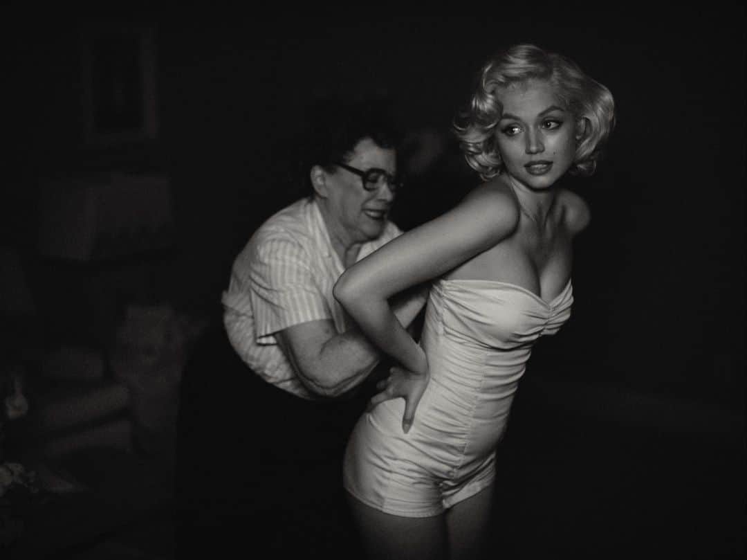 アナ・デ・アルマスさんのインスタグラム写真 - (アナ・デ・アルマスInstagram)「BLONDE. What a beautiful dream!   “Andrew’s ambitions were very clear from the start — to present a version of Marilyn Monroe’s life through her lens. He wanted the world to experience what it actually felt like to not only be Marilyn, but also Norma Jeane. I found that to be the most daring, unapologetic, and feminist take on her story that I had ever seen.”  Read the full story on @netflixqueue.  #BlondeonNetflix」6月16日 22時01分 - ana_d_armas