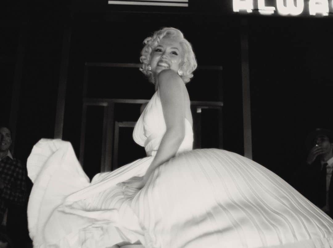 アナ・デ・アルマスさんのインスタグラム写真 - (アナ・デ・アルマスInstagram)「BLONDE. What a beautiful dream!   “Andrew’s ambitions were very clear from the start — to present a version of Marilyn Monroe’s life through her lens. He wanted the world to experience what it actually felt like to not only be Marilyn, but also Norma Jeane. I found that to be the most daring, unapologetic, and feminist take on her story that I had ever seen.”  Read the full story on @netflixqueue.  #BlondeonNetflix」6月16日 22時01分 - ana_d_armas