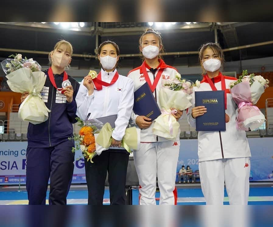 江村美咲さんのインスタグラム写真 - (江村美咲Instagram)「アジア選手権大会🇰🇷 個人戦:2位🥈/団体戦:2位🥈 ⁡ やっぱり両方とも優勝目指していただけに悔しい🥲 ⁡ でも振り返ってみると、個人戦は2014年の2位から8年ぶりに決勝進出、団体戦は初めて決勝戦に進出しました。 日本のサーブルのレベルは確実に上がっています🇯🇵 ⁡ ミスも目立ちましたがその中で過去最高の結果を残せたので、まだまだ伸び代いっぱいということでこれからも進化していきたいです🔥 ⁡ スタッフの皆様、応援、サポートしてくださった皆様、ありがとうございました!!! ⁡ ⁡スポンサーの皆様いつもありがとうございます🙇🏻‍♀️  7月はいよいよエジプトで世界選手権大会🇪🇬 その前に来週は福岡合宿に行ってきます🤺  📷 @fencing_fie   個人スポンサー▽ #立飛ホールディングス #エアウォーター #オリエンタル酵母工業 #明治安田生命 #日の丸交通 #eurekadiamondsjapan ⁡ 協会スポンサー▽ #JAL #NISSAN #SLcreations #キンライサー #KOWA #やまや #長谷工グループ #トレンドマイクロ #三洋紙業  #デサント #GTEC #協和発酵バイオ  #プロパティーエージェント #共同カイテック #うなぎ四代目菊川 ⁡ #フェンシング#𝖿𝖾𝗇𝖼𝗂𝗇𝗀#アスリート#𝖺𝗍𝗁𝗅𝖾𝗍𝖾#スポーツ#𝗌𝗉𝗈𝗋𝗍𝗌」6月16日 22時44分 - emura_misaki