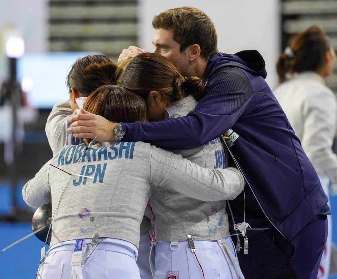 江村美咲さんのインスタグラム写真 - (江村美咲Instagram)「アジア選手権大会🇰🇷 個人戦:2位🥈/団体戦:2位🥈 ⁡ やっぱり両方とも優勝目指していただけに悔しい🥲 ⁡ でも振り返ってみると、個人戦は2014年の2位から8年ぶりに決勝進出、団体戦は初めて決勝戦に進出しました。 日本のサーブルのレベルは確実に上がっています🇯🇵 ⁡ ミスも目立ちましたがその中で過去最高の結果を残せたので、まだまだ伸び代いっぱいということでこれからも進化していきたいです🔥 ⁡ スタッフの皆様、応援、サポートしてくださった皆様、ありがとうございました!!! ⁡ ⁡スポンサーの皆様いつもありがとうございます🙇🏻‍♀️  7月はいよいよエジプトで世界選手権大会🇪🇬 その前に来週は福岡合宿に行ってきます🤺  📷 @fencing_fie   個人スポンサー▽ #立飛ホールディングス #エアウォーター #オリエンタル酵母工業 #明治安田生命 #日の丸交通 #eurekadiamondsjapan ⁡ 協会スポンサー▽ #JAL #NISSAN #SLcreations #キンライサー #KOWA #やまや #長谷工グループ #トレンドマイクロ #三洋紙業  #デサント #GTEC #協和発酵バイオ  #プロパティーエージェント #共同カイテック #うなぎ四代目菊川 ⁡ #フェンシング#𝖿𝖾𝗇𝖼𝗂𝗇𝗀#アスリート#𝖺𝗍𝗁𝗅𝖾𝗍𝖾#スポーツ#𝗌𝗉𝗈𝗋𝗍𝗌」6月16日 22時44分 - emura_misaki