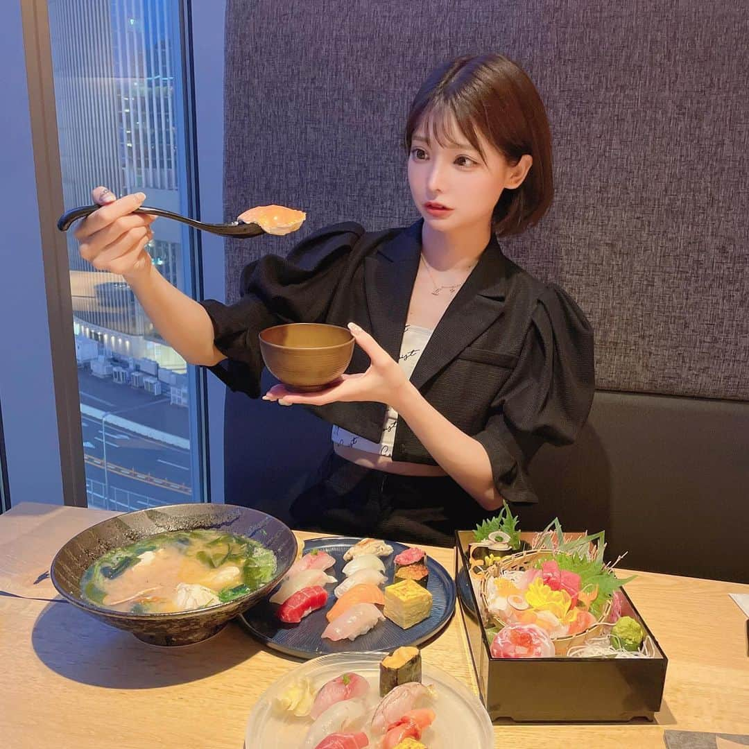 米倉みゆさんのインスタグラム写真 - (米倉みゆInstagram)「蟹と見つめ合い…🦀 . 内装も綺麗、料理も美味しい、個室、銀座でアクセスいい、コスパいい！！ 女子二人が満腹食べでも1万円以下！(お酒は飲んでないお値段) . デートなどにもってこいではないでしょうか？！？！？ カウンターのお寿司屋さんはちょっとかしこまり過ぎかも？ っていうカジュアルに和食食べたい人にオススメでした~~~！🍣 . カニのお味噌汁がイチオシに美味しかった👶✨ . . . . . . . . #もぐもぐする米倉  #かどはち #銀座グルメ #寿司ダイニング #銀座寿司 #銀座ディナー #有楽町グルメ #有楽町ランチ #有楽町ディナー #銀座ランチ #新橋グルメ #新橋ランチ #新橋ディナー #東京駅グルメ #東京ランチ #東京ディナー #夜景ディナー #夜景デート #女子会 #女子会ディナー #女子会ランチ #ショートカット #ショートヘア #ショートボブ #meltthelady #sushi #japan #japanesefood #japanesegirl #girl PR」6月16日 23時27分 - yone__miyu630