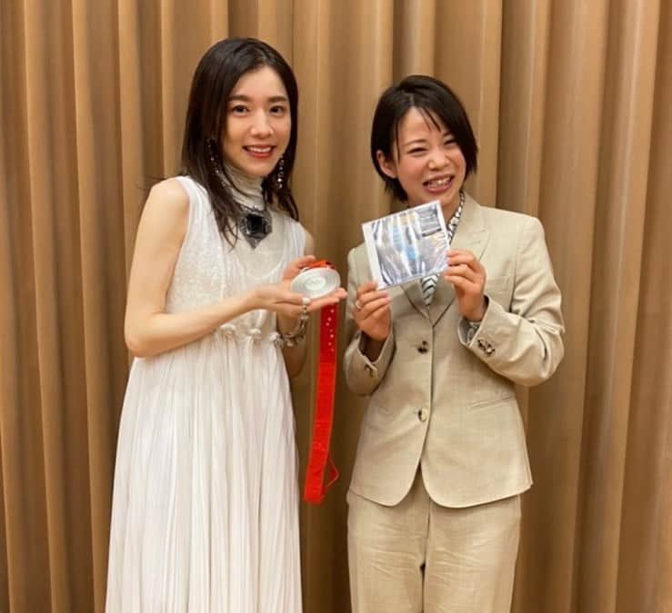 miletさんのインスタグラム写真 - (miletInstagram)「#オリンピックコンサート2022 髙木菜那さん・美帆さんと📷 テレビに映る姿は逞しくかっこいいのに、本物の菜那さんと美帆さんは凄く可憐でした♡『Fly High』はお二人の戦いも拝見しながら書いた曲だったのでお話しできて本当に嬉しかったです！ メダル…ずっしり重くて今日一緊張しました！#TEAMJAPAN #髙木美帆 選手 #髙木菜那 選手 #milet」6月16日 23時43分 - milet_music