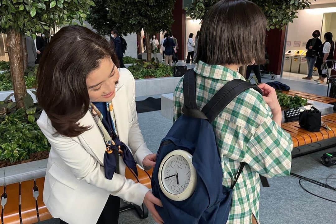 石田ひかりさんのインスタグラム写真 - (石田ひかりInstagram)「悪女わる 〜働くのがカッコ悪いなんて誰が言った？〜 とうとう終わってしまいました…😭😭😭  人生で二度、「悪女」の現場に立てたこと ほんとうにほんとうに、幸せでした☺️  マリリンの後輩が出来たこと それが美桜ちゃんだと言うことが何より嬉しいです😍 実はわたしは江口のりこさんの大ファンで わたしの方がだいぶ年上なのですけれど ほんっとーにファンなので それはそれは緊張致しました🙇🏻‍♀️🙇🏻‍♀️ （今日もソロ活観て、上手いなあ、面白いなあ、とニヤニヤしてました）  懐かしいリュックさんや 当時の監督、プロデューサーとの再会 ひっさびさにポンパドールにもしてもらいました🥞  しあわせな３ヶ月でした 美桜ちゃん、江口さん、スタッフキャストの皆さん 番組を観てくださったみなさん 本当にありがとうございました☺️☺️☺️  #悪女わる  #わるドラマ」6月17日 0時05分 - hikaringo0525